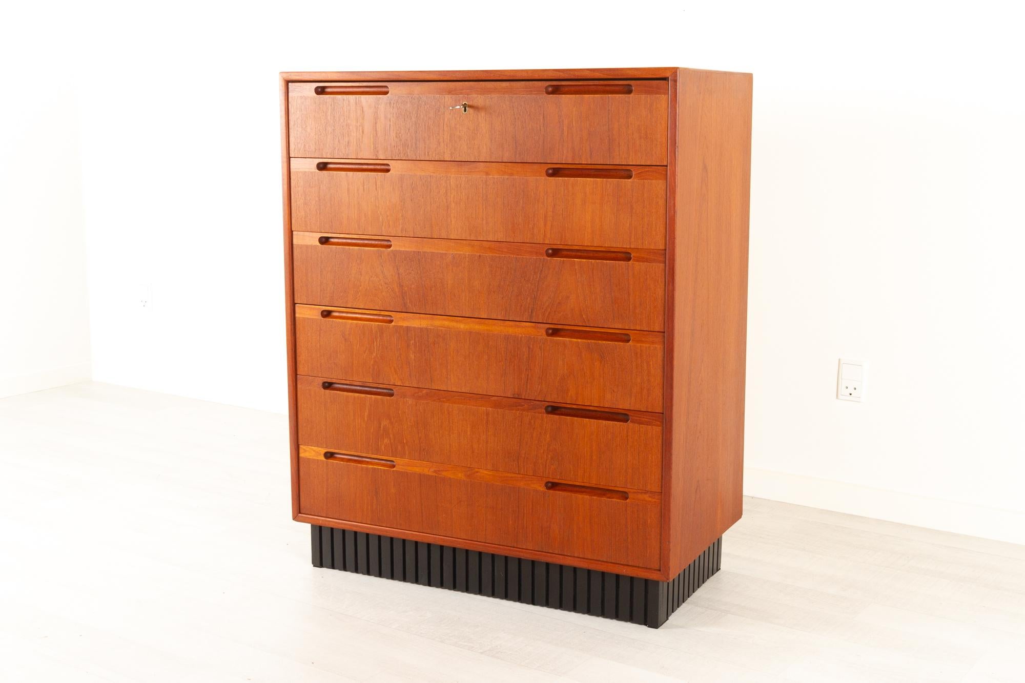 Vintage Danish teak dresser, 1960s
Very expressive Mid-Century Modern chest of drawers with six drawers. Pulls are integrated in the drawer front for a more minimalistic appearance so the design really catches the eye. Top drawer has a lock with