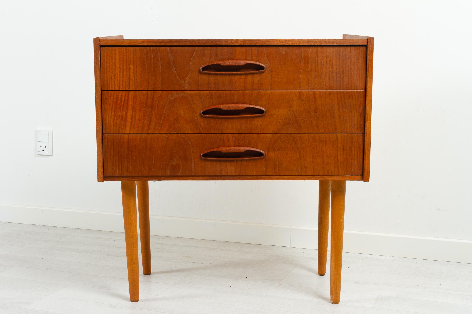 Vintage Danish teak dresser 1960s
Small vintage chest of drawers with three drawers. Sculpted pulls in solid teak, legs in solid beech.
Suitable also as a bedside table or side table.
Good vintage condition. Wood with natural patina. Small nicks