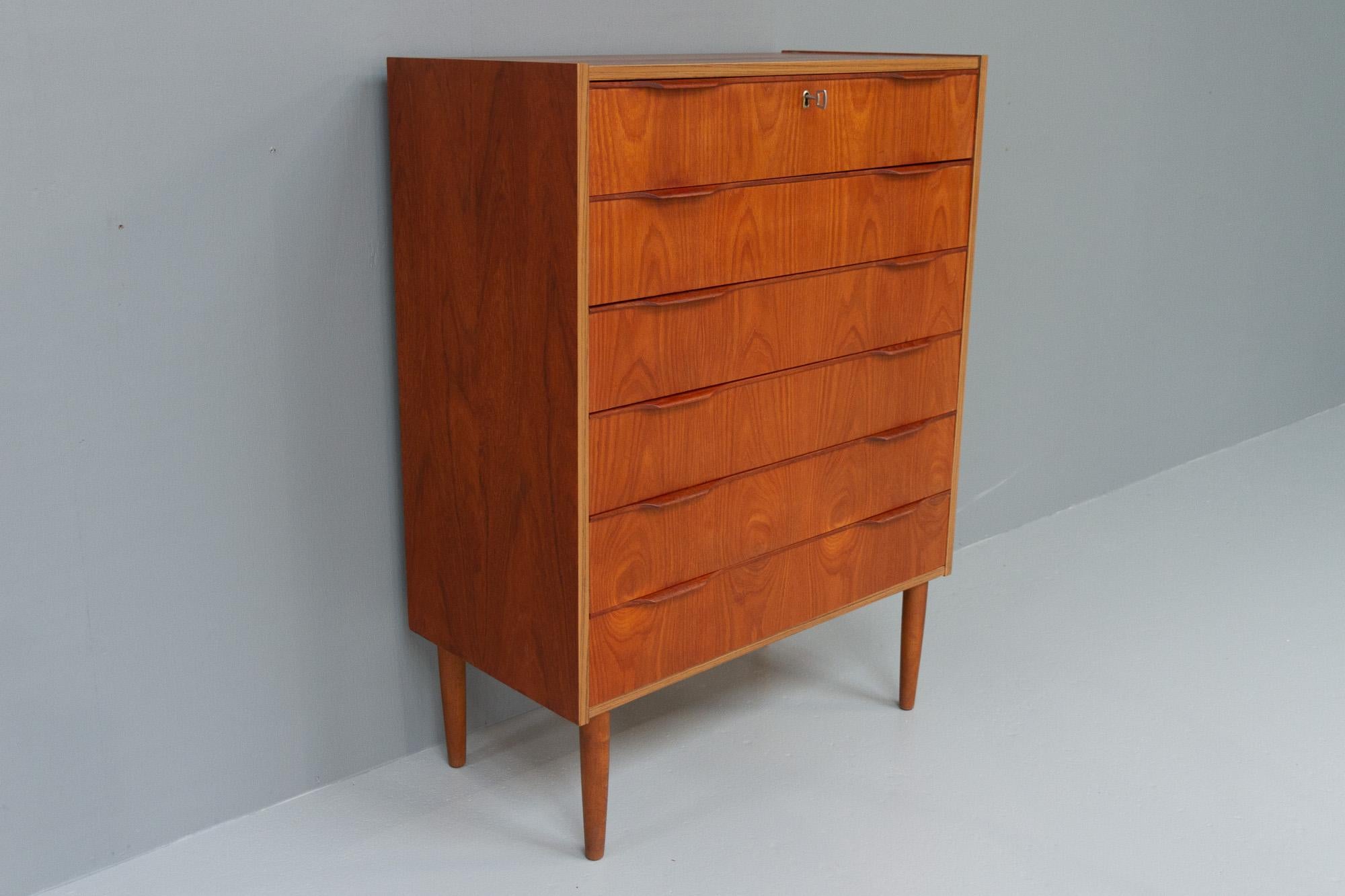 Vintage Danish Teak Dresser, 1960s. In Good Condition In Asaa, DK