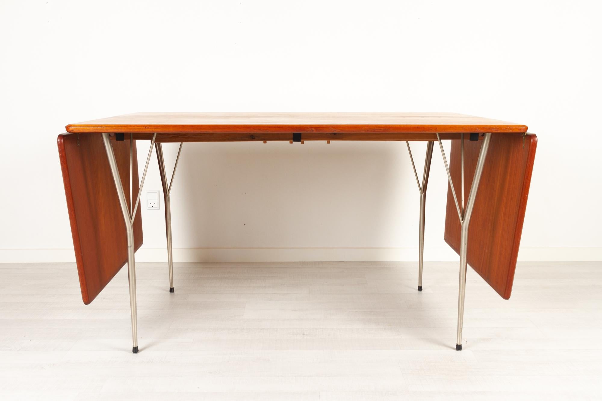 Vintage Danish teak drop leaf dining table 1950s
Beautiful and very elegant Mid-Century Modern dining table with two drop leaves. This design is very much in the style of Børge Mogensen. 
Table top and leaves in teak veneer with edges in solid
