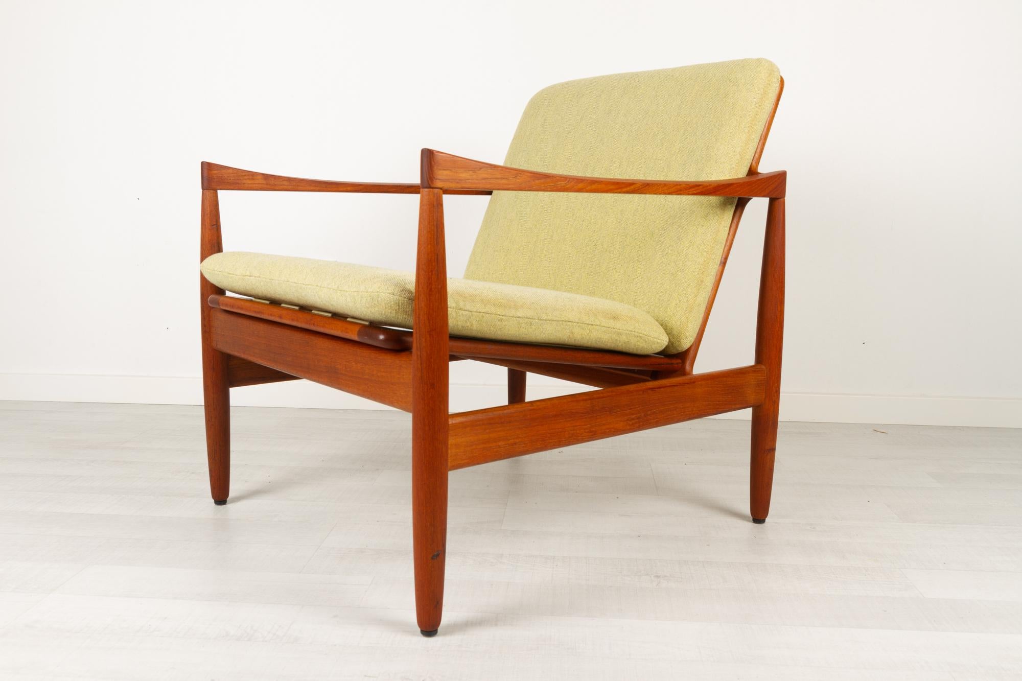 Vintage Danish teak easy chair by Skive Møbelfabrik 1960s
Elegant Danish Mid-Century Modern lounge chair by Danish manufacturer Skive Møbelfabrik. The designer of this chair is unknown but it has previously been attributed Kai Kristiansen and Arne
