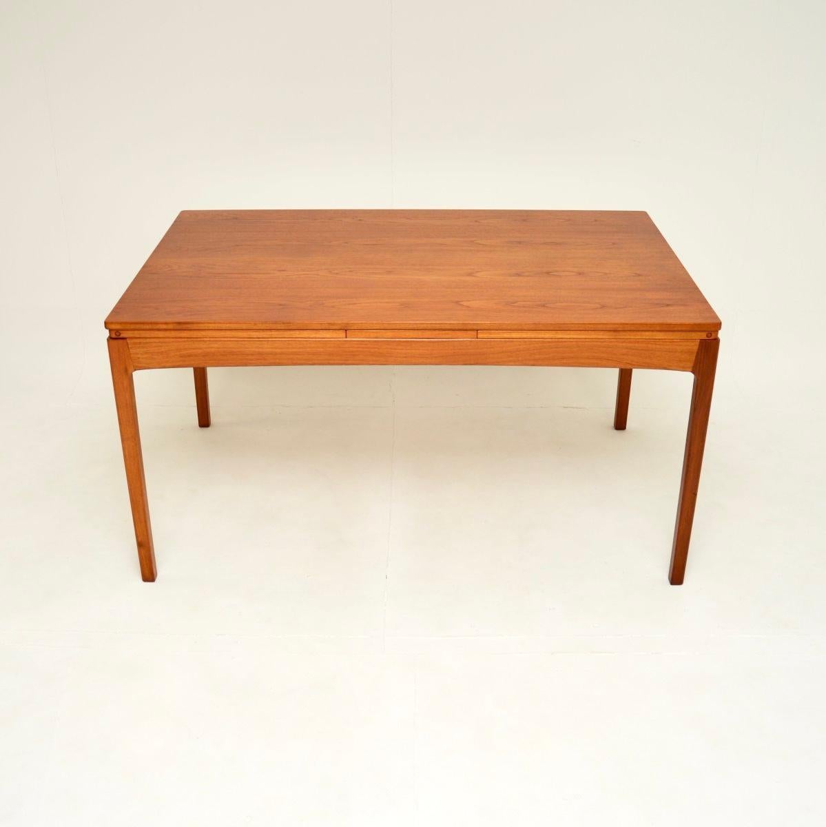 Mid-Century Modern Table de salle à manger à rallonge en teck d'origine danoise en vente