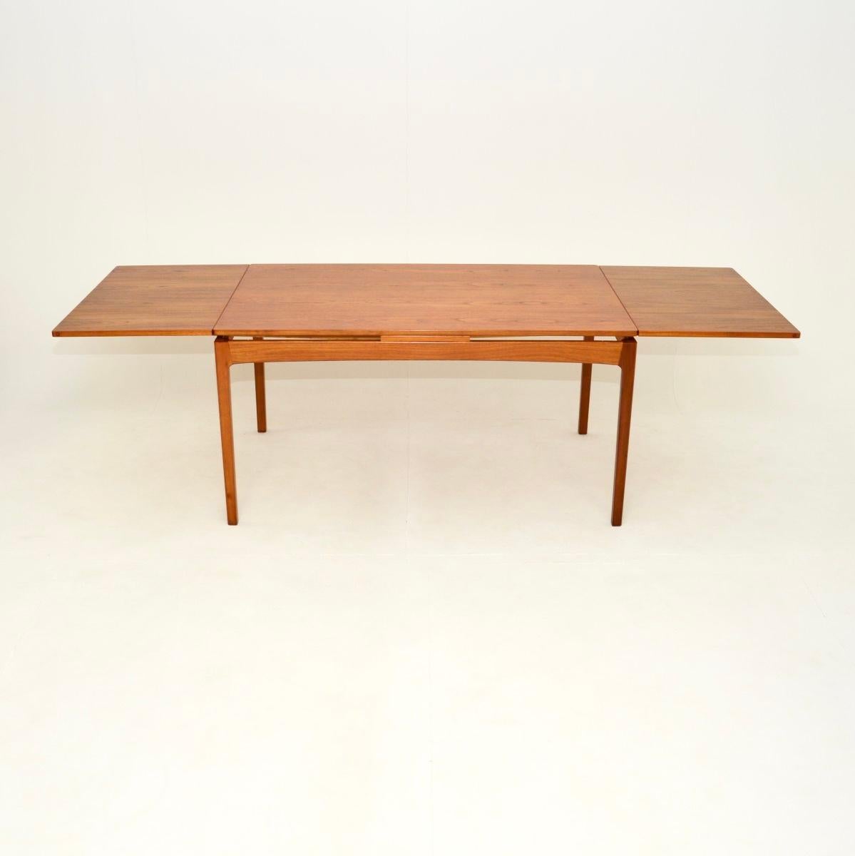Danois Table de salle à manger à rallonge en teck d'origine danoise en vente