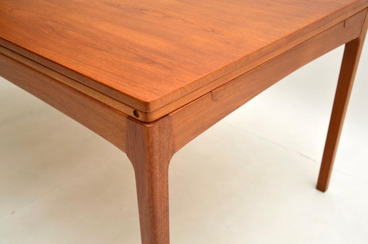Milieu du XXe siècle Table de salle à manger à rallonge en teck d'origine danoise en vente