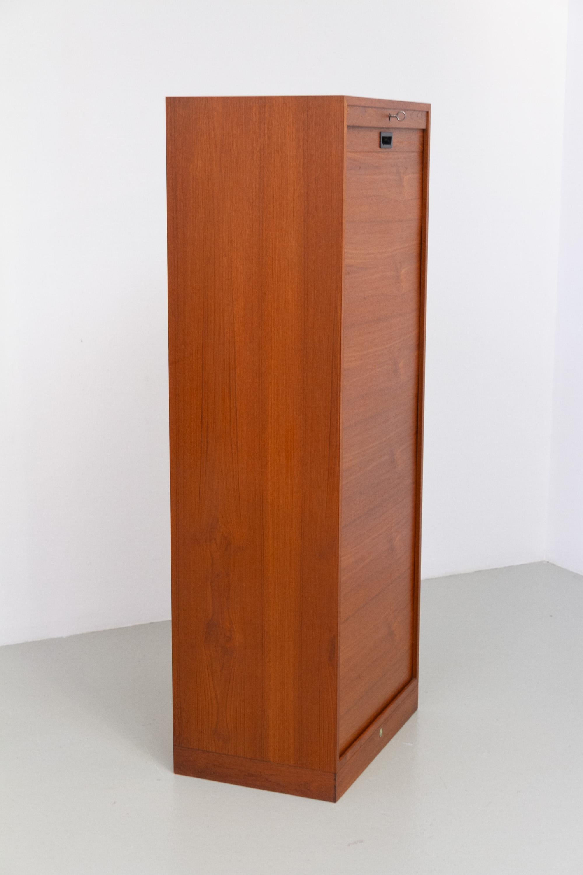 Mobile archivio danese d'epoca in teak con porta a tamburo di Bjerringbro, anni '60. in vendita 6