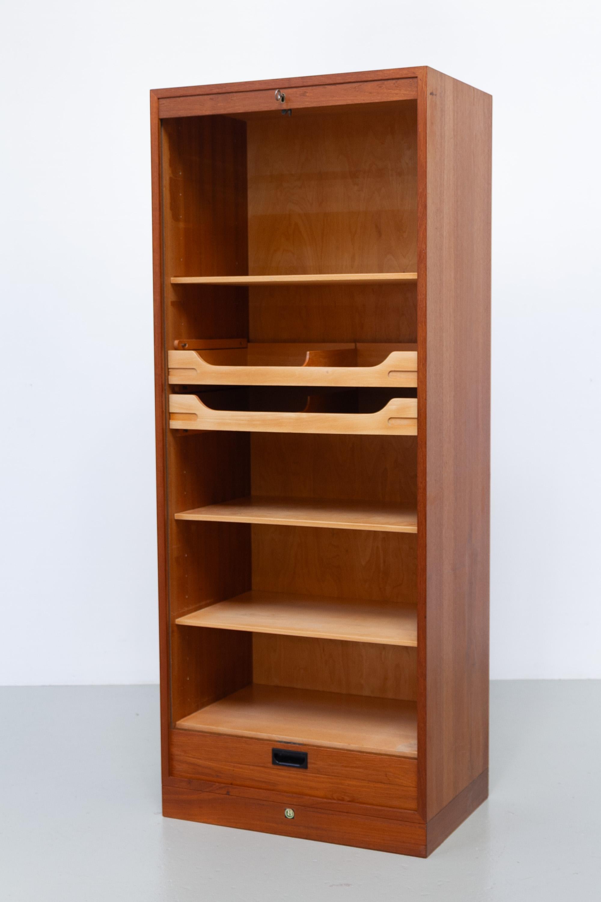 Mobile archivio danese d'epoca in teak con porta a tamburo di Bjerringbro, anni '60.

Schedario scandinavo Mid-Century Modern con frontale a tamburo a scorrimento verticale in teak realizzato da Bjerringbro Savværk, Danimarca.

Due cassetti in legno