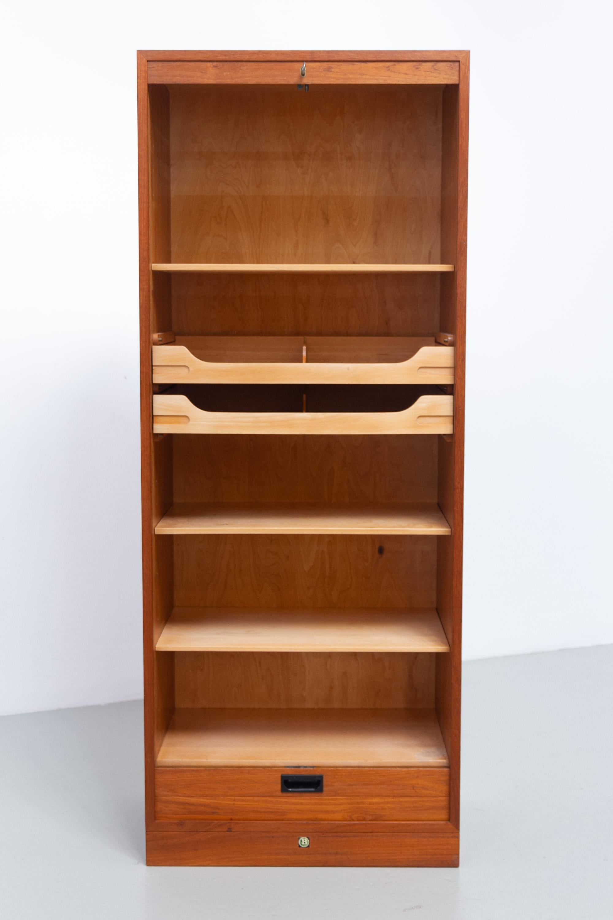 Mid-Century moderno Mobile archivio danese d'epoca in teak con porta a tamburo di Bjerringbro, anni '60. in vendita