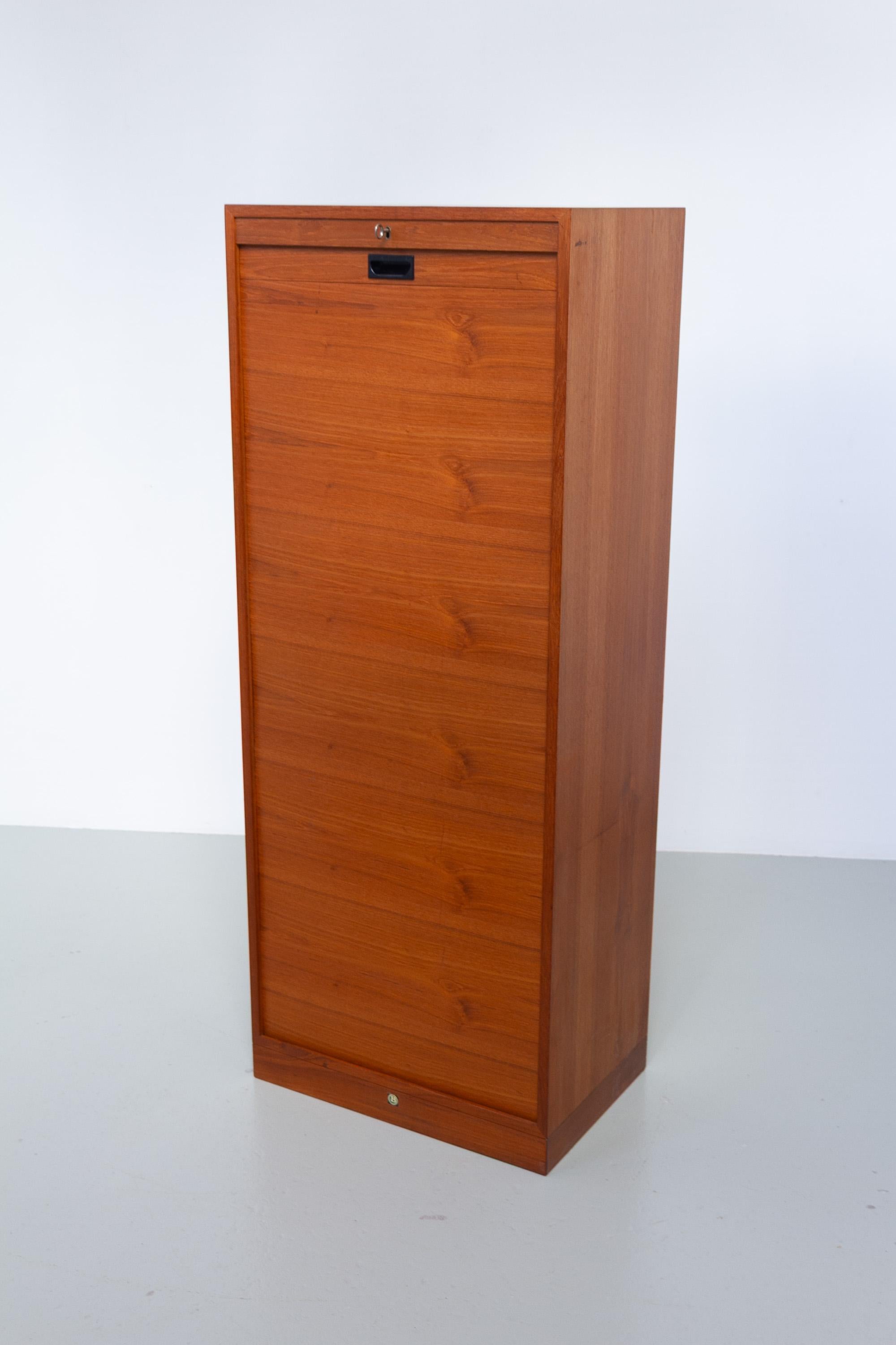 Mobile archivio danese d'epoca in teak con porta a tamburo di Bjerringbro, anni '60. In condizioni buone in vendita a Asaa, DK