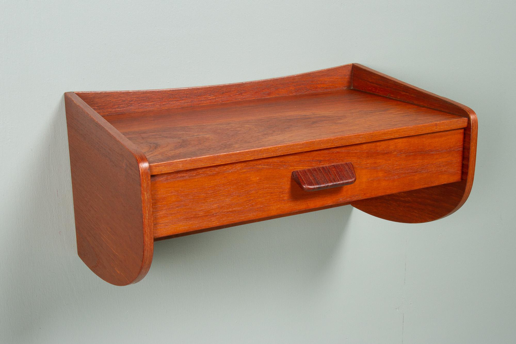 Vintage Danish Teak Floating Shelf, 1960s.
Mid-century modern wall mounted bedside table/nightstand/wall console made in Denmark in the 1960s. Featuring a single drawer with pull in solid teak.
Beautiful and expressive teak pattern. Organic