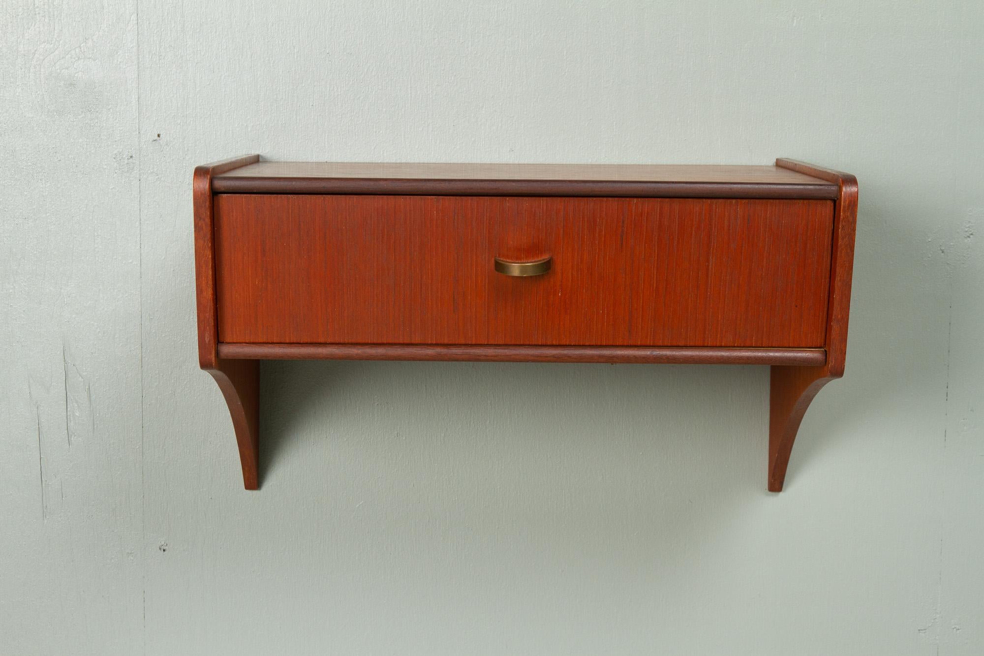 Vintage Danish Teak Schweberegal, 1960er Jahre.
Moderner, an der Wand montierter Nachttisch/Nachttisch/Wandkonsole aus der Mitte des Jahrhunderts, hergestellt in Dänemark in den 1960er Jahren. Ausgestattet mit einer einzelnen Schublade mit Griff aus