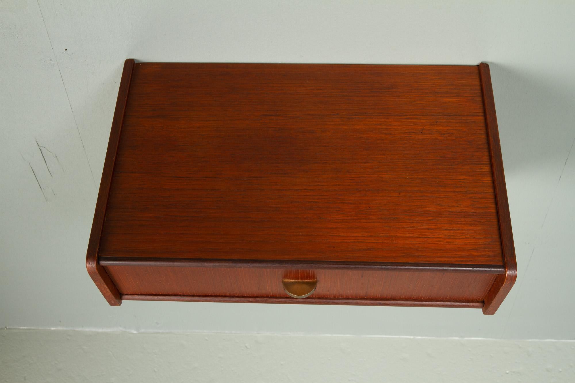 Schwebendes dänisches Vintage-Regal aus Teakholz, 1960er Jahre. (Dänisch) im Angebot