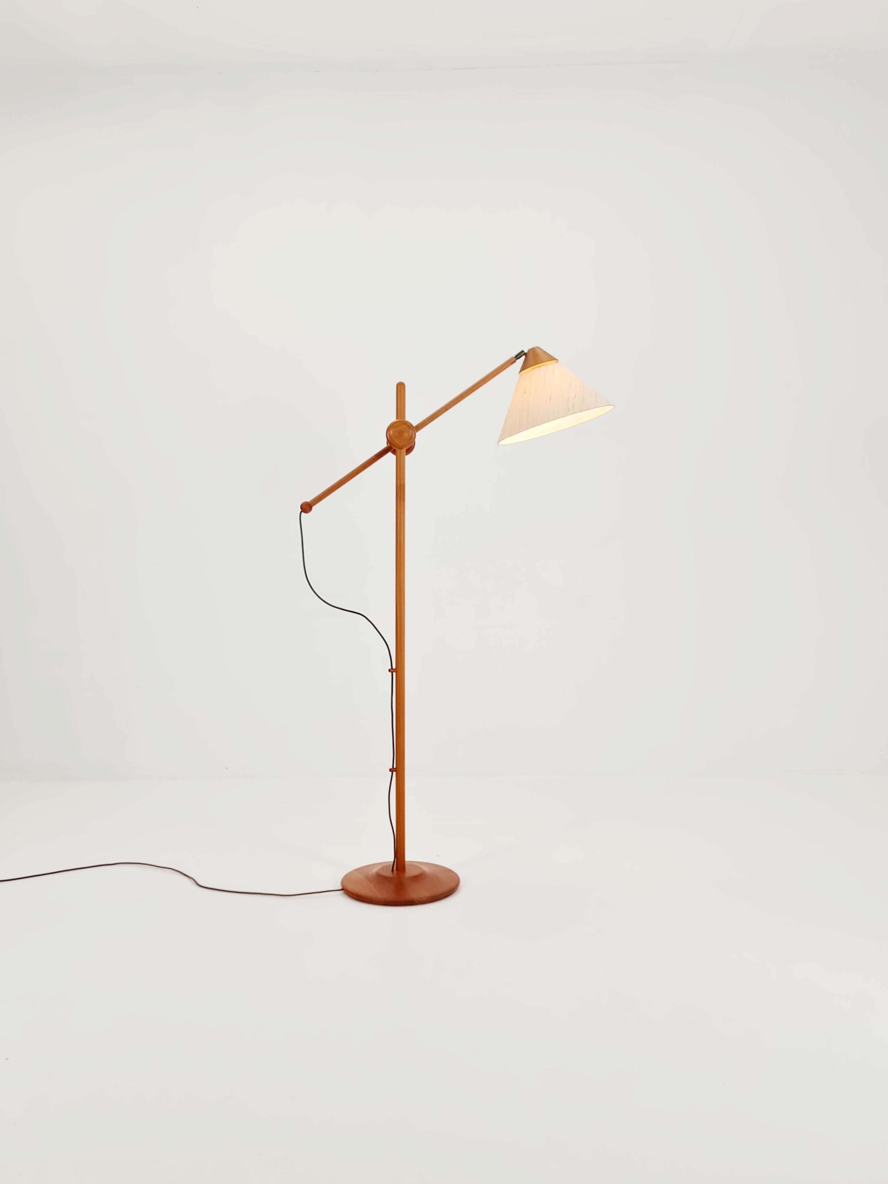 Vintage Dänische Stehlampe aus Teakholz von DOMUS  1970s (Moderne der Mitte des Jahrhunderts)