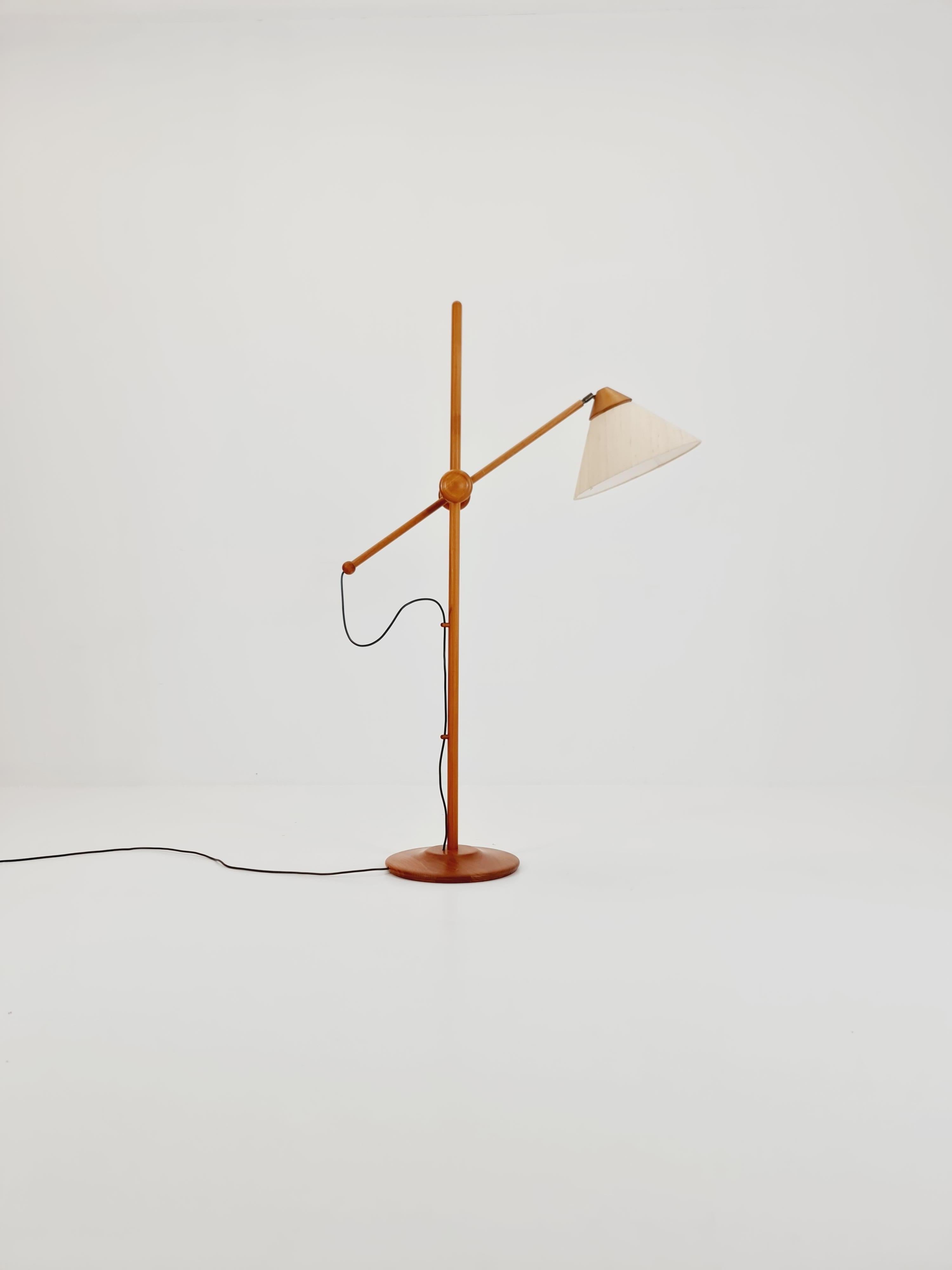 Vintage Dänische Stehlampe aus Teakholz von DOMUS  1970s im Zustand „Gut“ in Gaggenau, DE