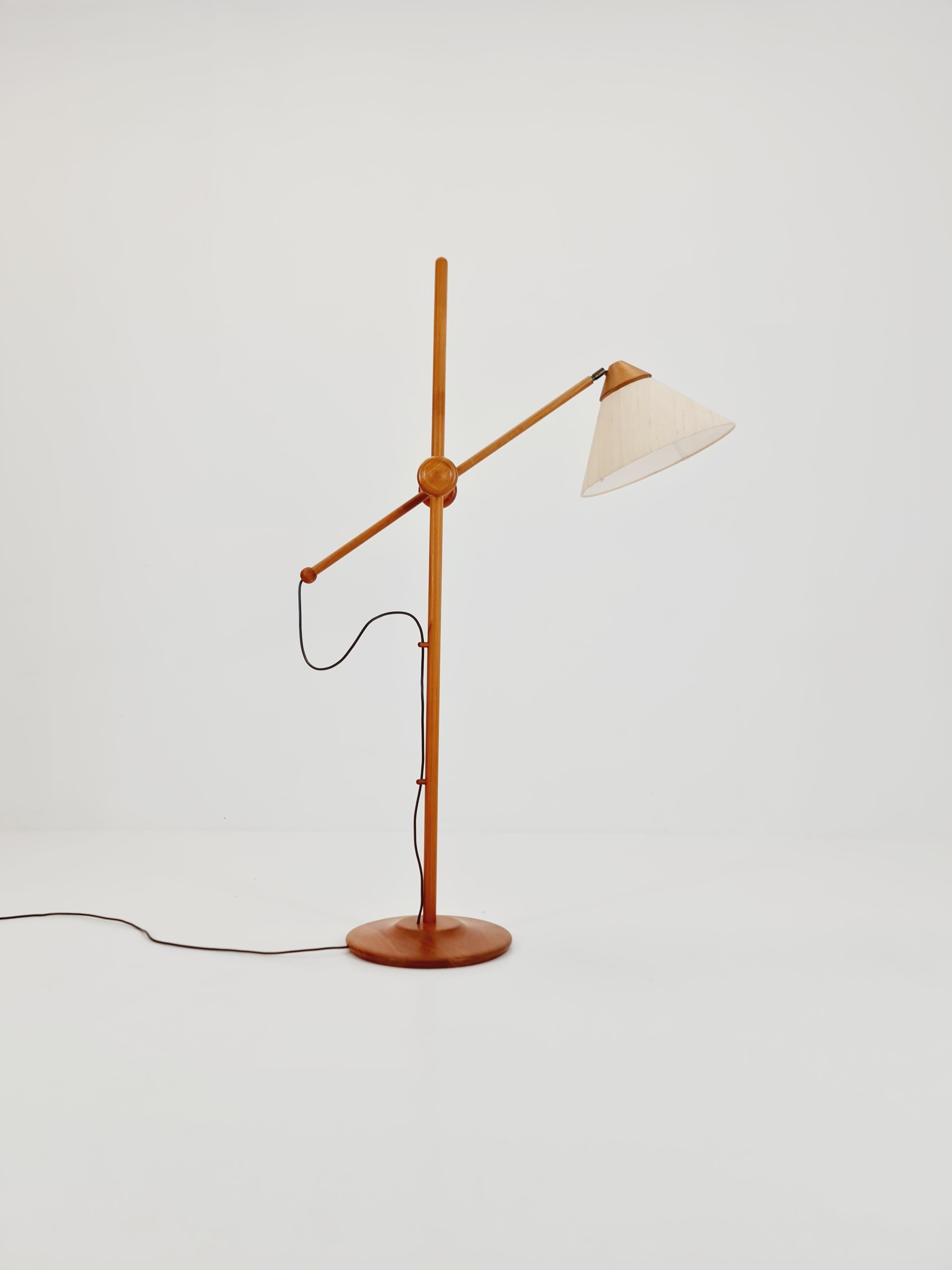 Vintage Dänische Stehlampe aus Teakholz von DOMUS  1970s (Ende des 20. Jahrhunderts)