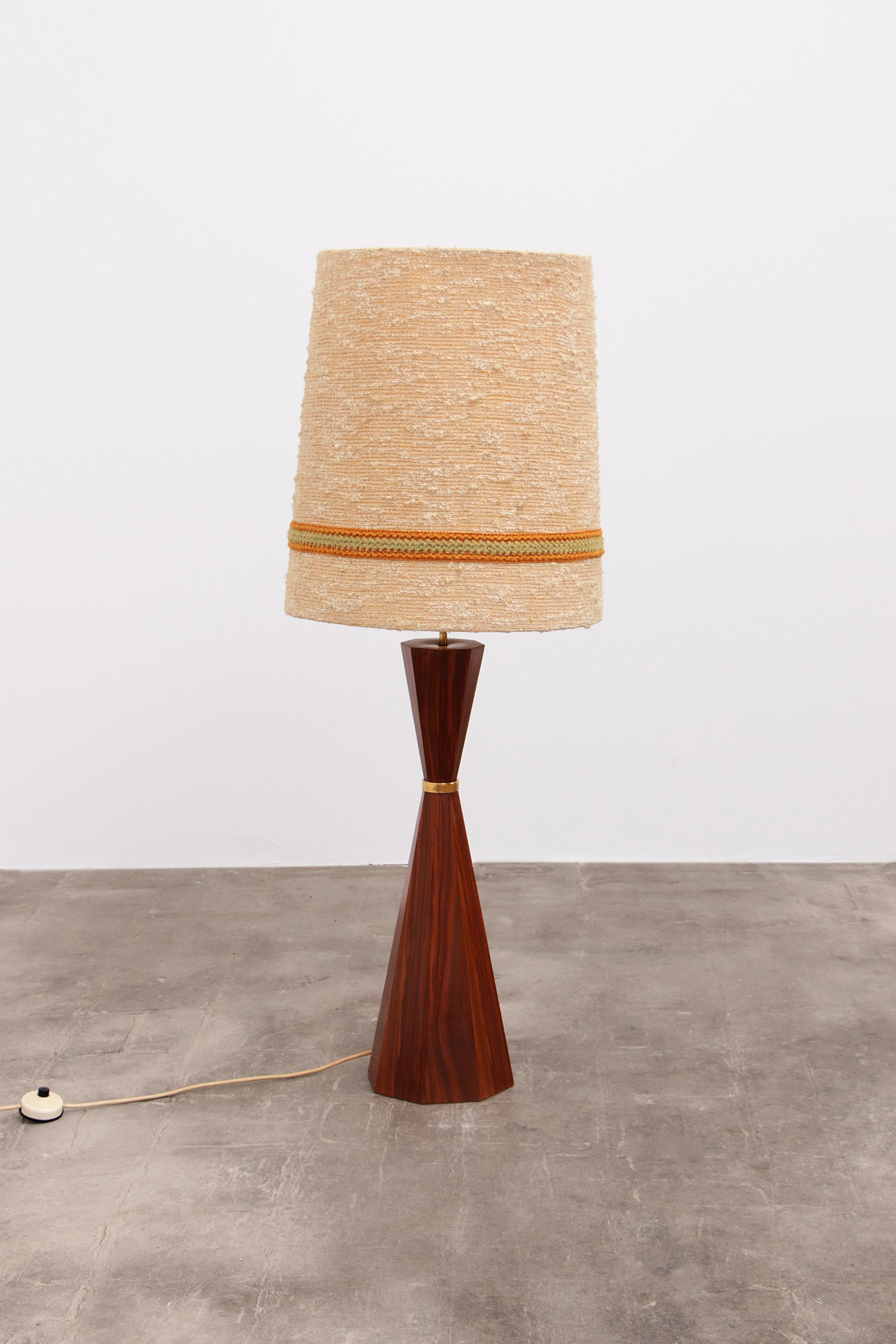 Floor Lamp with Wooden Base and Original Shade, 60sVintage Danish Teak Floor Lamp with Original Shade - 1960s


Discover the charm of authentic Danish design with our Vintage Teak Floor Lamp from the 60s. This elegant floor lamp is a beautiful piece
