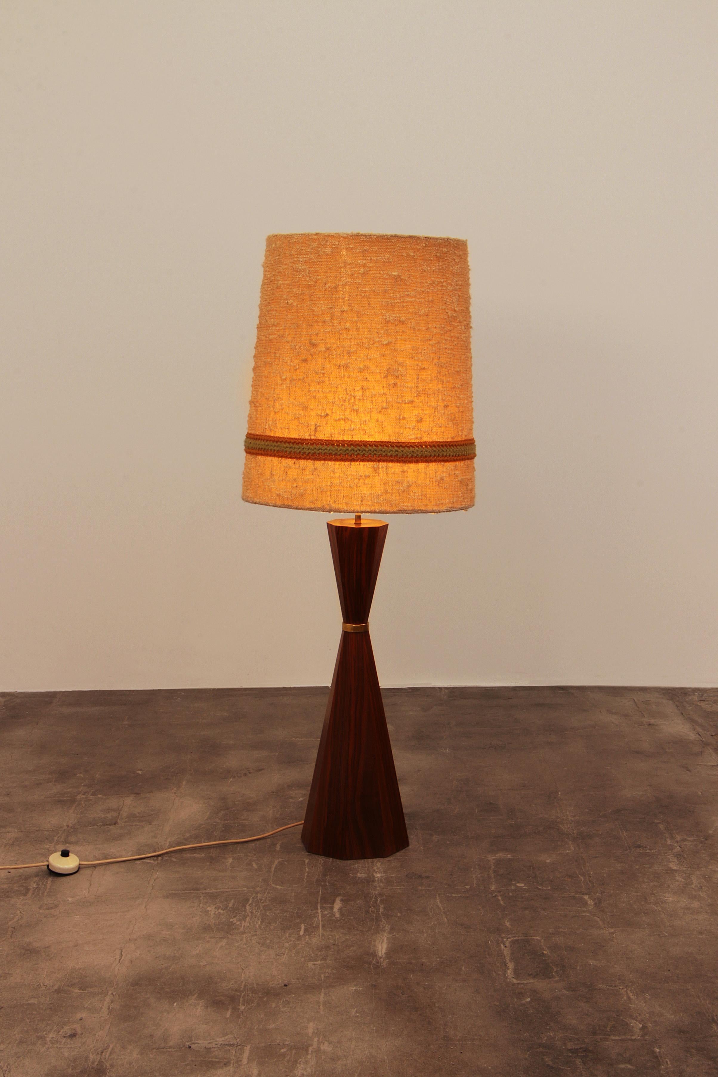 Dänische Vintage-Stehlampe aus Teakholz mit Original-Schirm - 1960er Jahre im Zustand „Gut“ im Angebot in Oostrum-Venray, NL