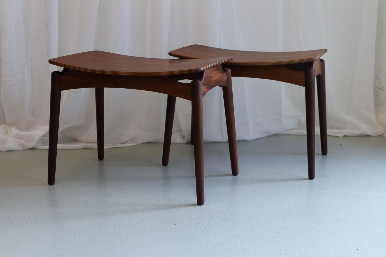 Vintage Danish teak footstools by sigfred Omann for Ølholm Møbelfabrik 1950s Set of 2.
Ein Paar identische dänische Fußstützen der skandinavischen Moderne, hergestellt von der Ølholm Møbelfabrik, Dänemark, in den 1950er Jahren. Sehr elegantes Design