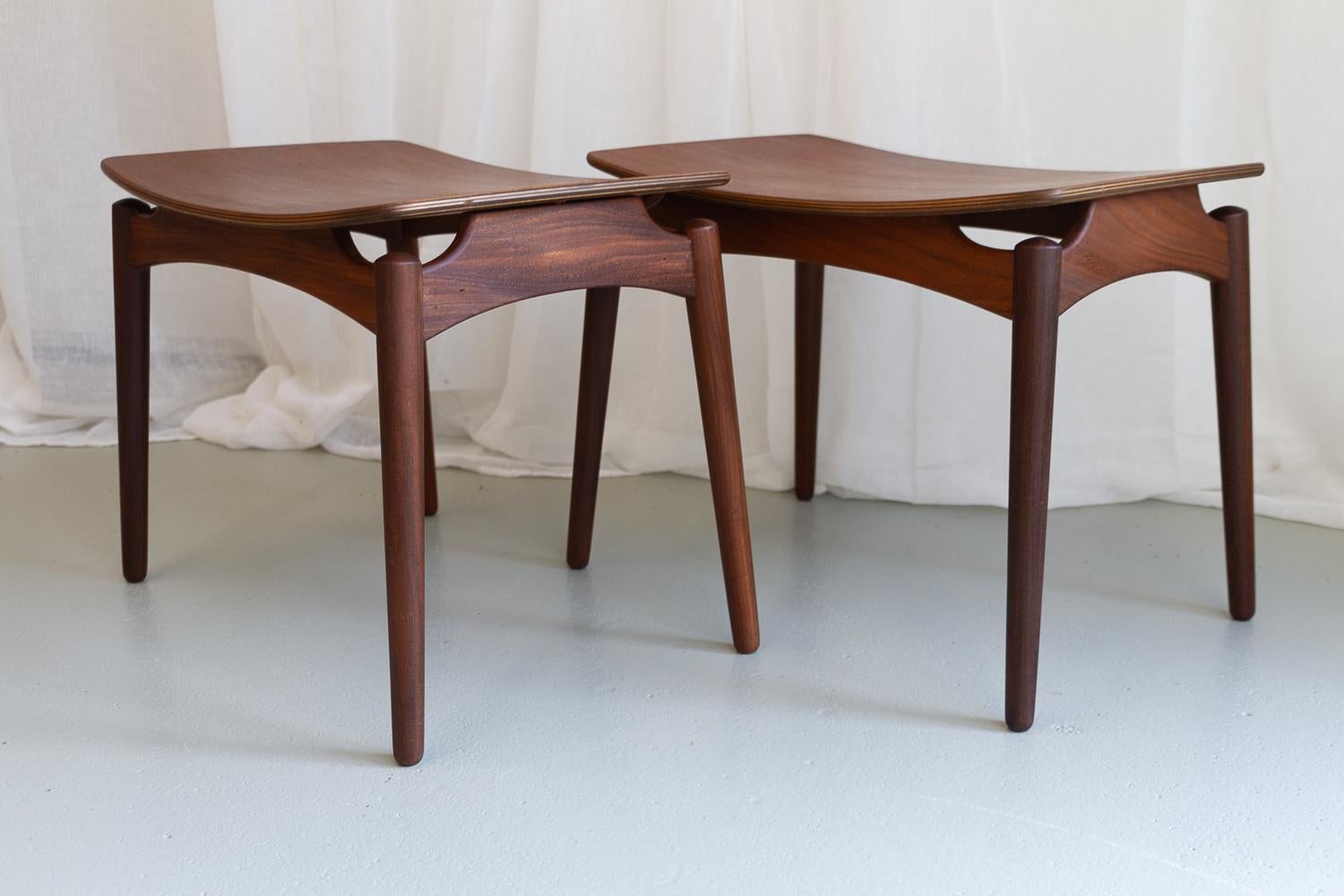 Vintage Danish Teak Fußhocker von Sigfred Omann für Ølholm 1950s. 2er Set. (Dänisch) im Angebot