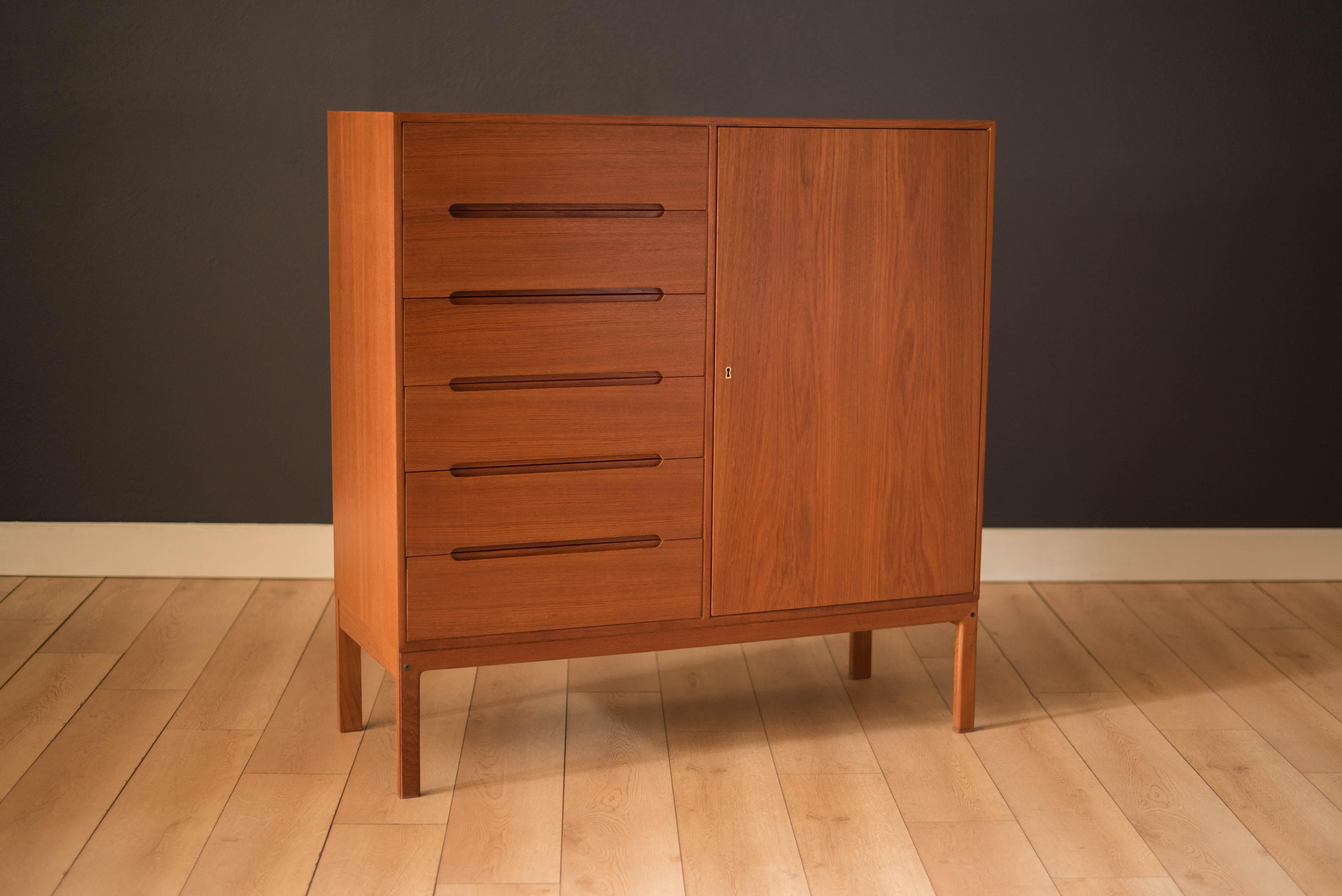 Mid-century dresser chest in teak designed by Arne Wahl Iversen for Vinde Møbelfabrik. This piece offers plenty of storage including six dovetailed drawers with inset sculpted handles. A locking cabinet door provides an additional six smaller