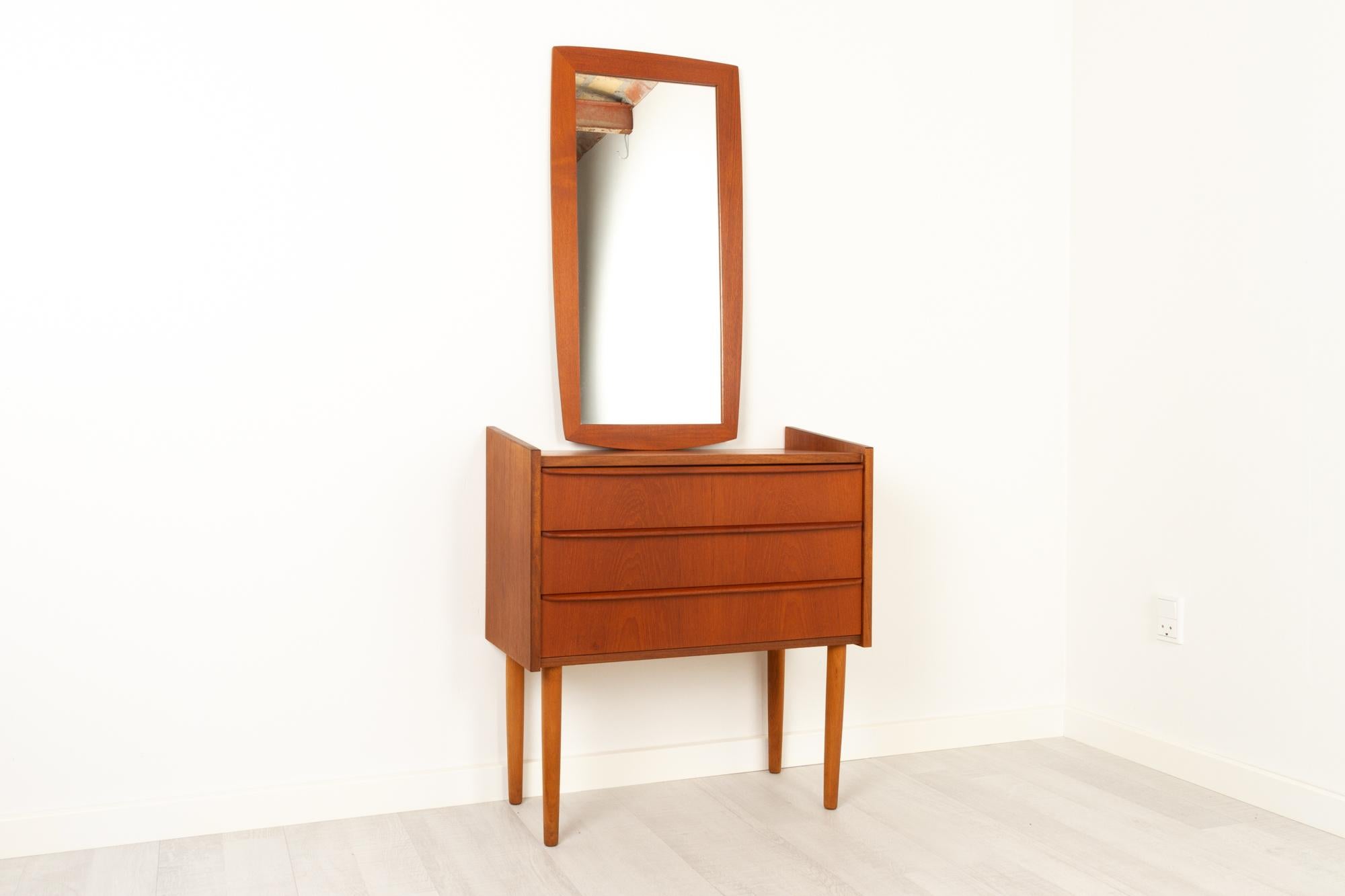 Vintage Danish teak hallway mirror and dresser, 1960s, set of 2
Danish Modern small chest of drawers with three drawers, that can also be used as a bedside table. Tall round tapered legs. Mirror framed in solid teak.
A Classic Mid-Century Modern