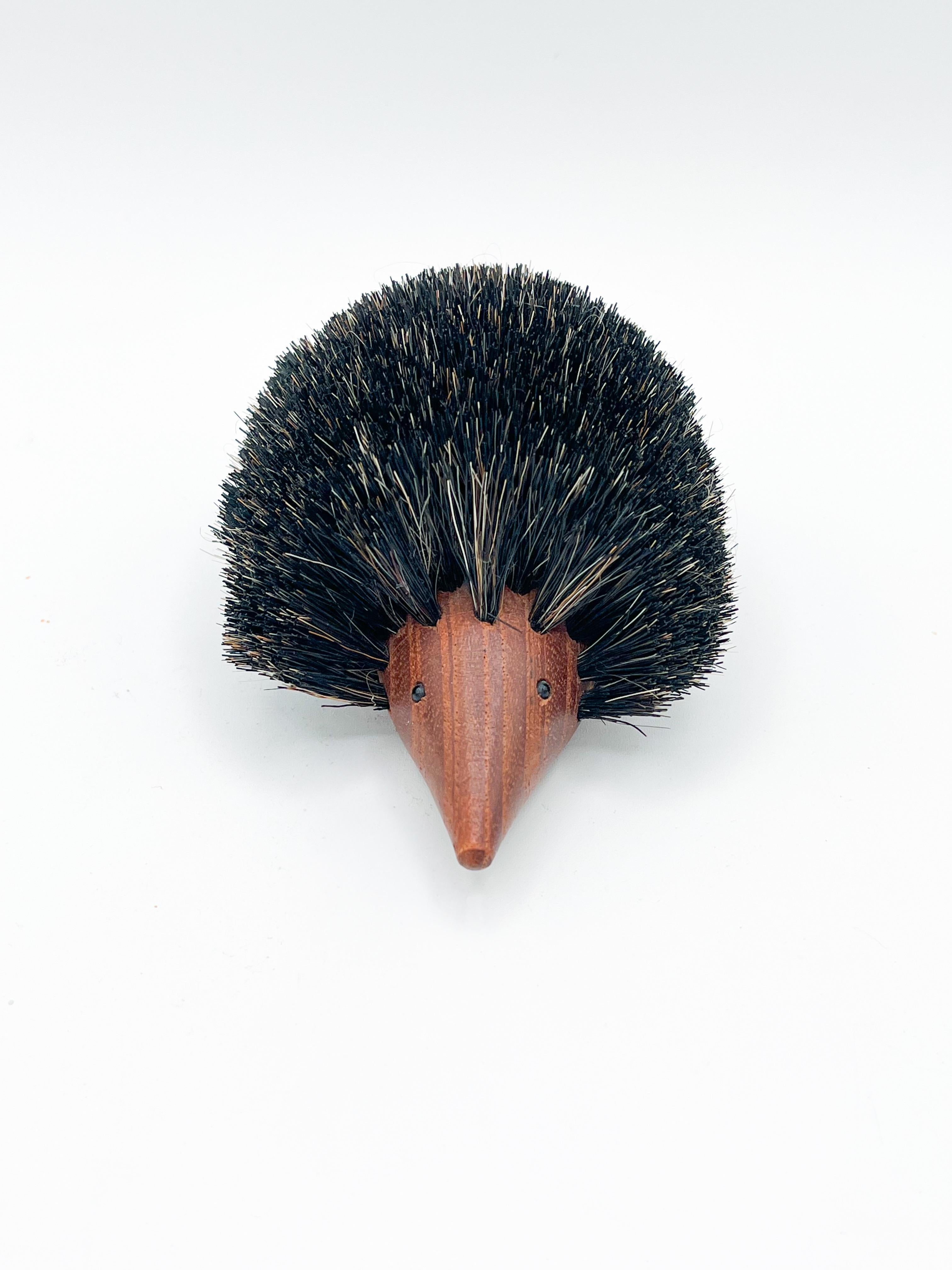 La brosse à charpie danoise du milieu du siècle de Johannesen allie fonctionnalité et charme scandinave. Conçue dans les années 1960, cette brosse en forme de hérisson est fabriquée à la main en bois de teck chaud et dotée de poils de sanglier