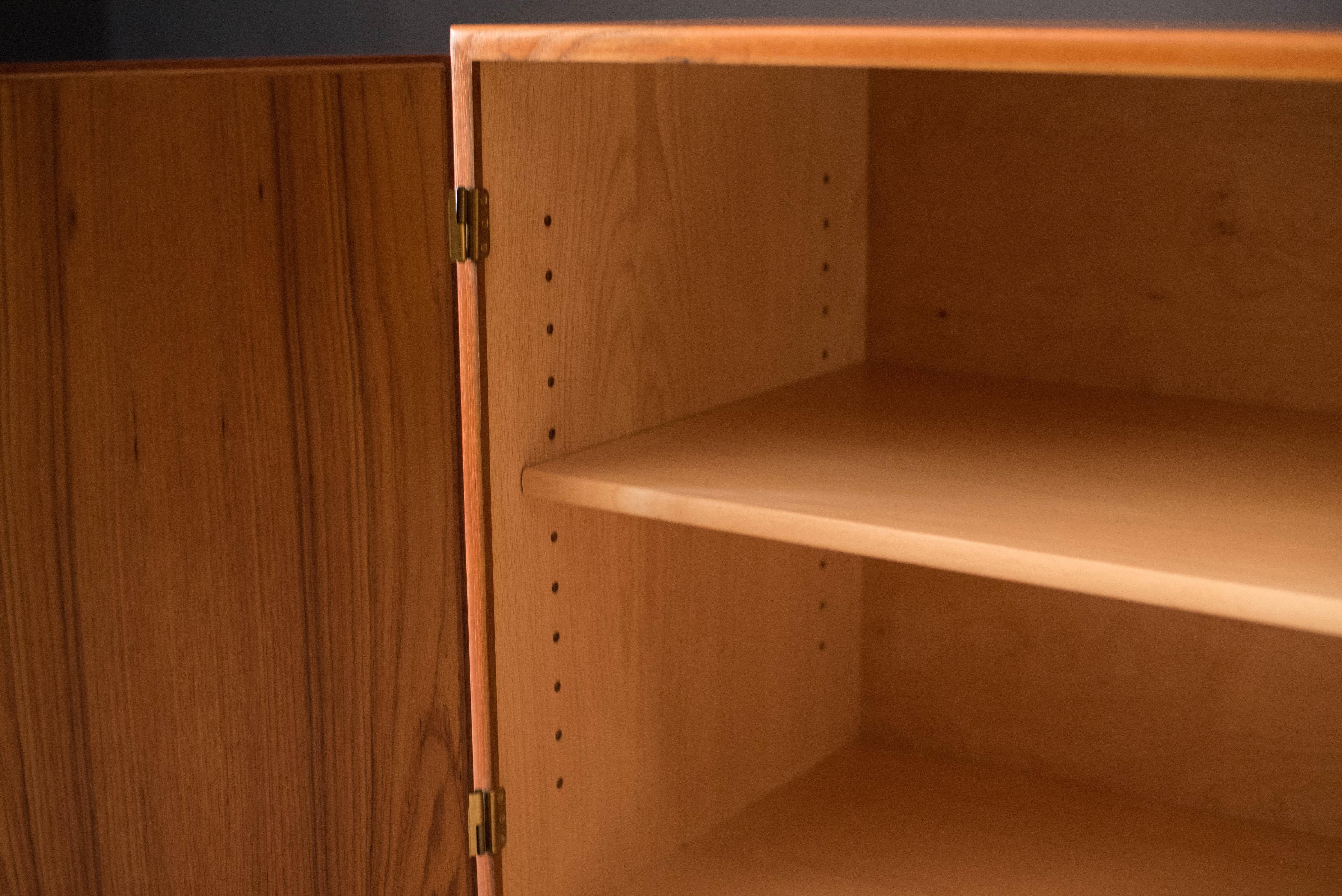 Armario con cerradura de teca danés vintage Credenza de Børge Mogensen Latón en venta