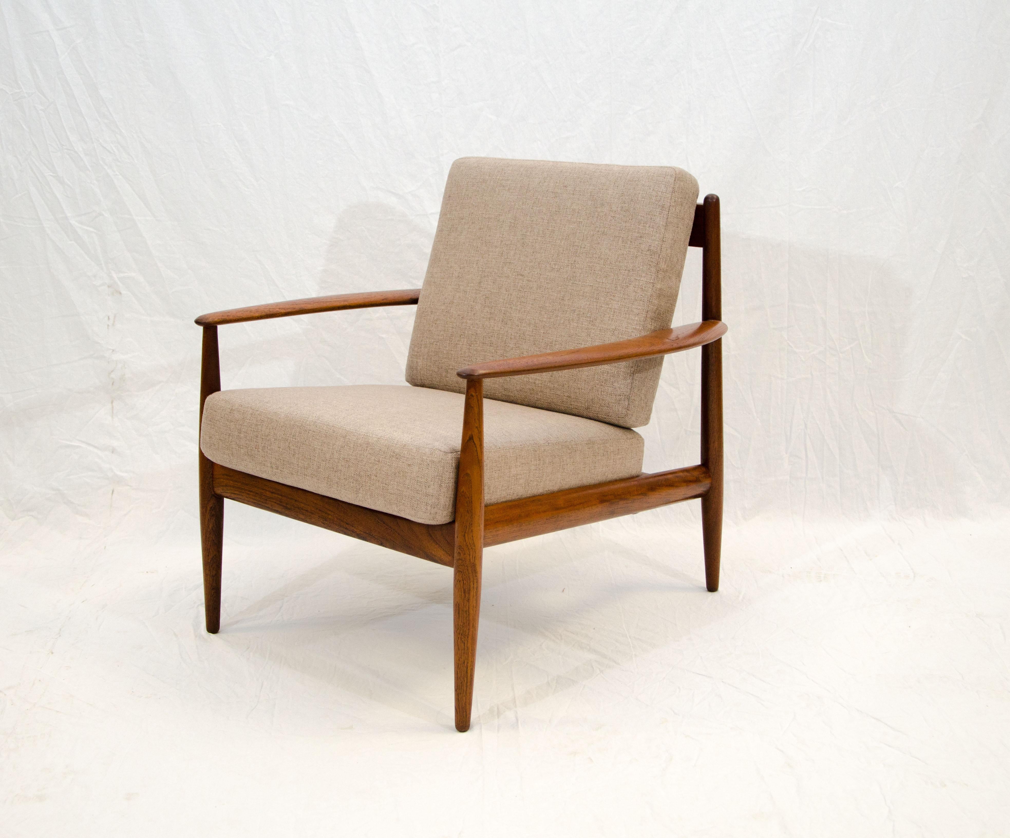 Nice Danish teak lounge chair, designed by Grete Jalk, with sculptural curved arms that measure 4