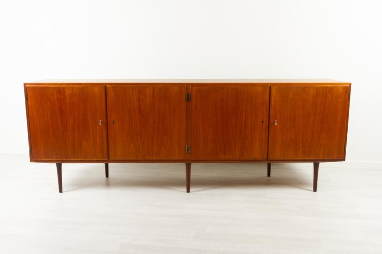 Vintage Danish teak low sideboard by Hundevad 1960s
Danish Mid-Century Modern long and low sideboard made by Hundevad & Co in Denmark. Four separate cabinet compartments with hinged doors. Three drawers and seven shelves, all are height adjustable.