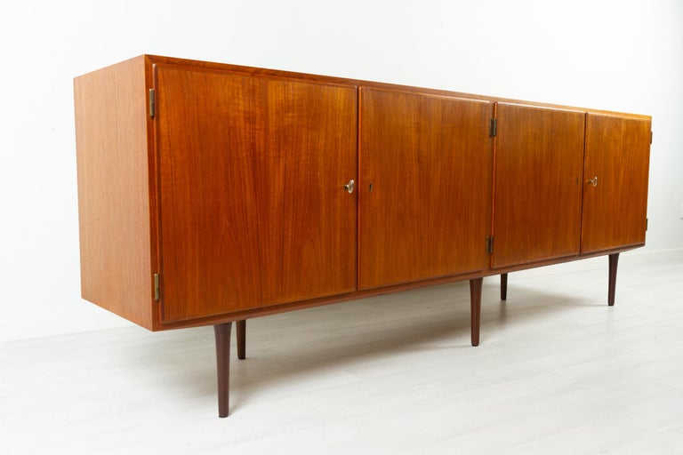 Vintage Danish Teak Low Sideboard by Hundevad 1960s In Good Condition For Sale In Asaa, DK
