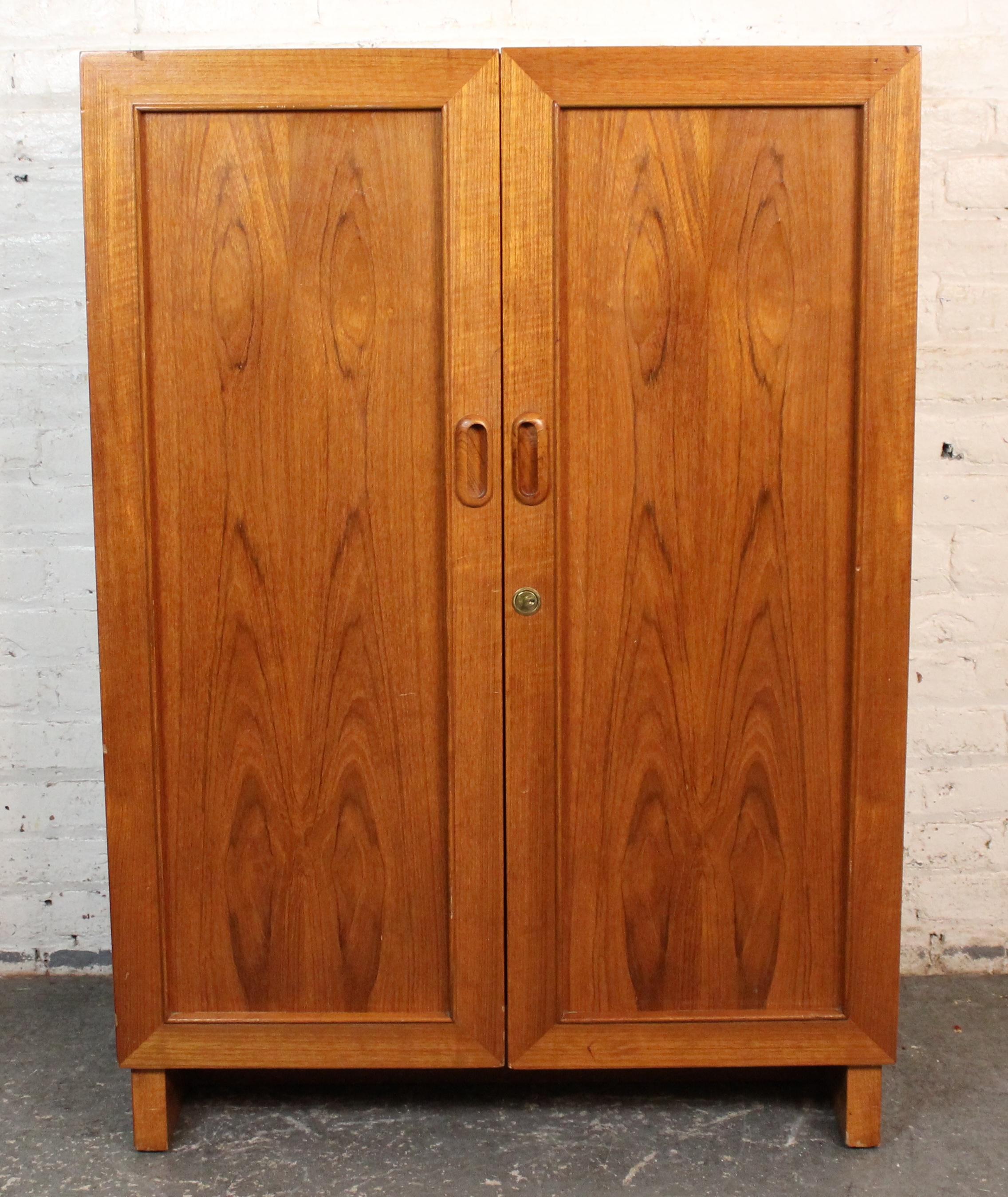 Dieser raffinierte und kompakte Vintage-Schreibtisch 