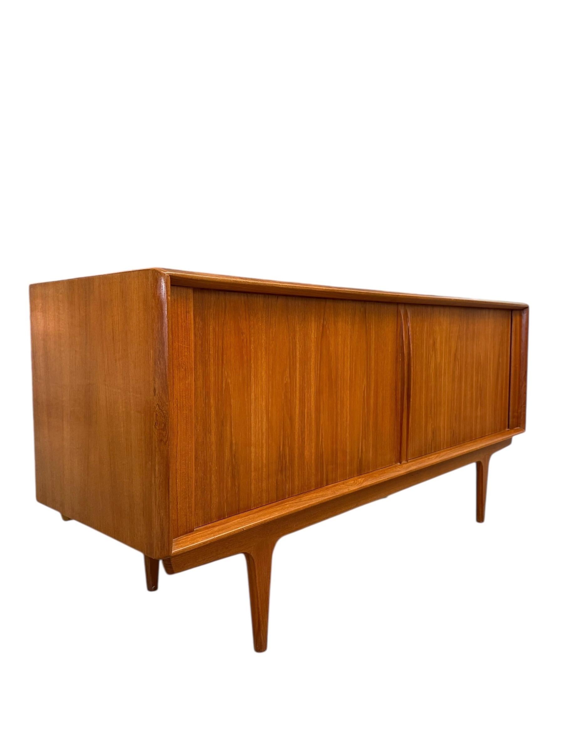 Dänische Tambour-Tür-Anrichte aus Teakholz, Mid-Century Modern, Vintage. Dänemark Einfuhr. (Moderne der Mitte des Jahrhunderts) im Angebot