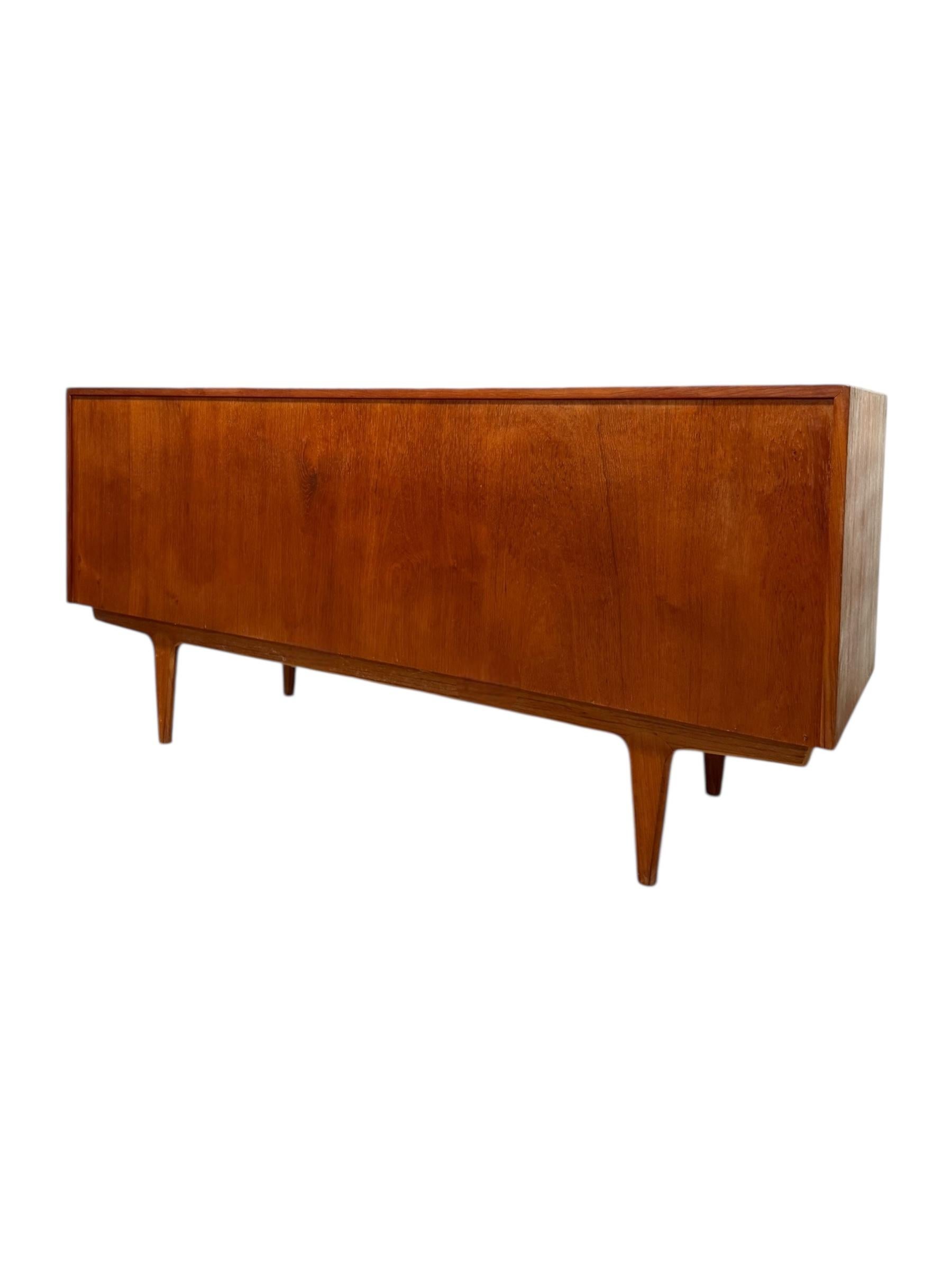 Dänische Tambour-Tür-Anrichte aus Teakholz, Mid-Century Modern, Vintage. Dänemark Einfuhr. im Zustand „Gut“ im Angebot in Seattle, WA