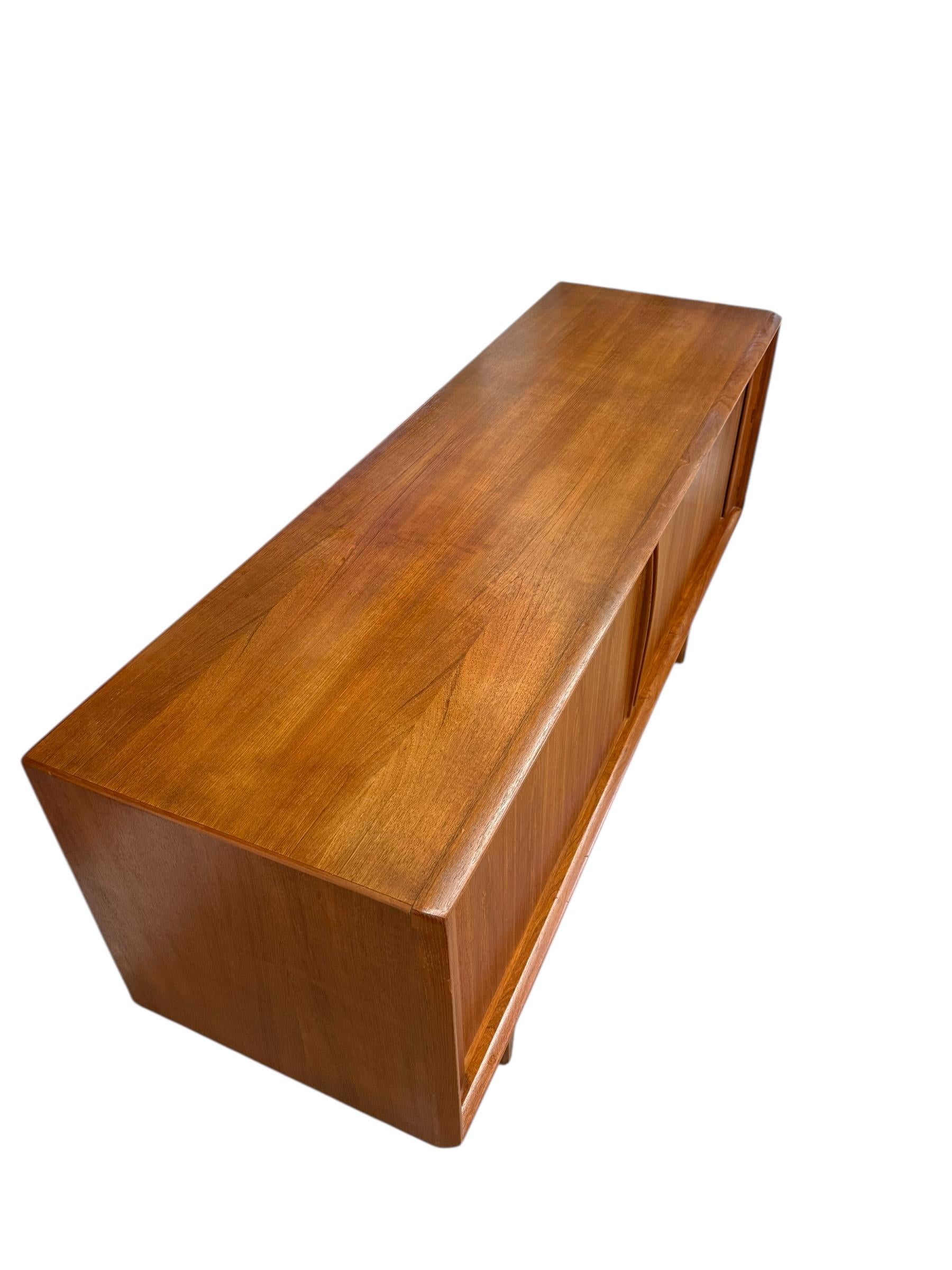 Dänische Tambour-Tür-Anrichte aus Teakholz, Mid-Century Modern, Vintage. Dänemark Einfuhr. (Mitte des 20. Jahrhunderts) im Angebot