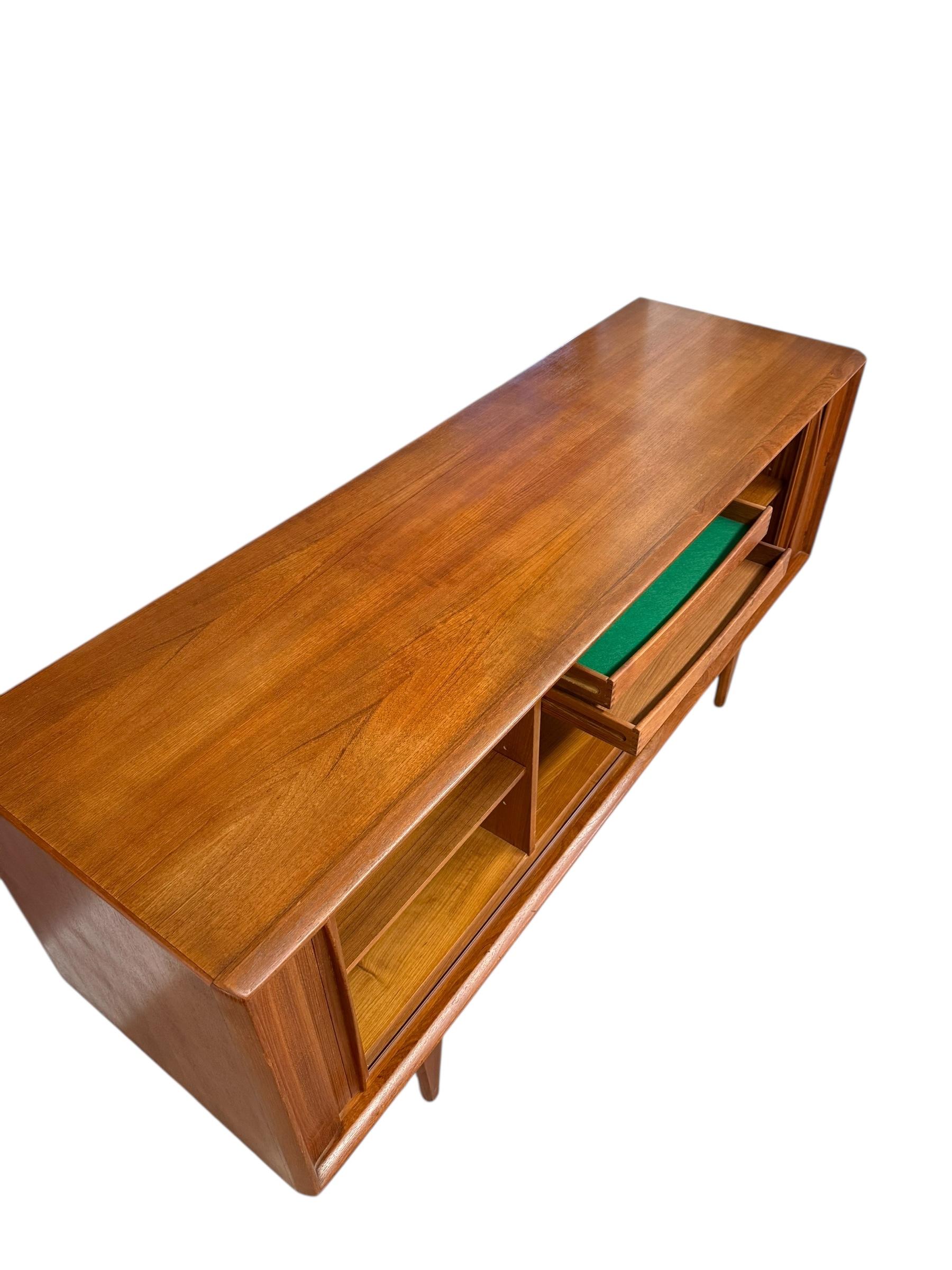 Dänische Tambour-Tür-Anrichte aus Teakholz, Mid-Century Modern, Vintage. Dänemark Einfuhr. im Angebot 3