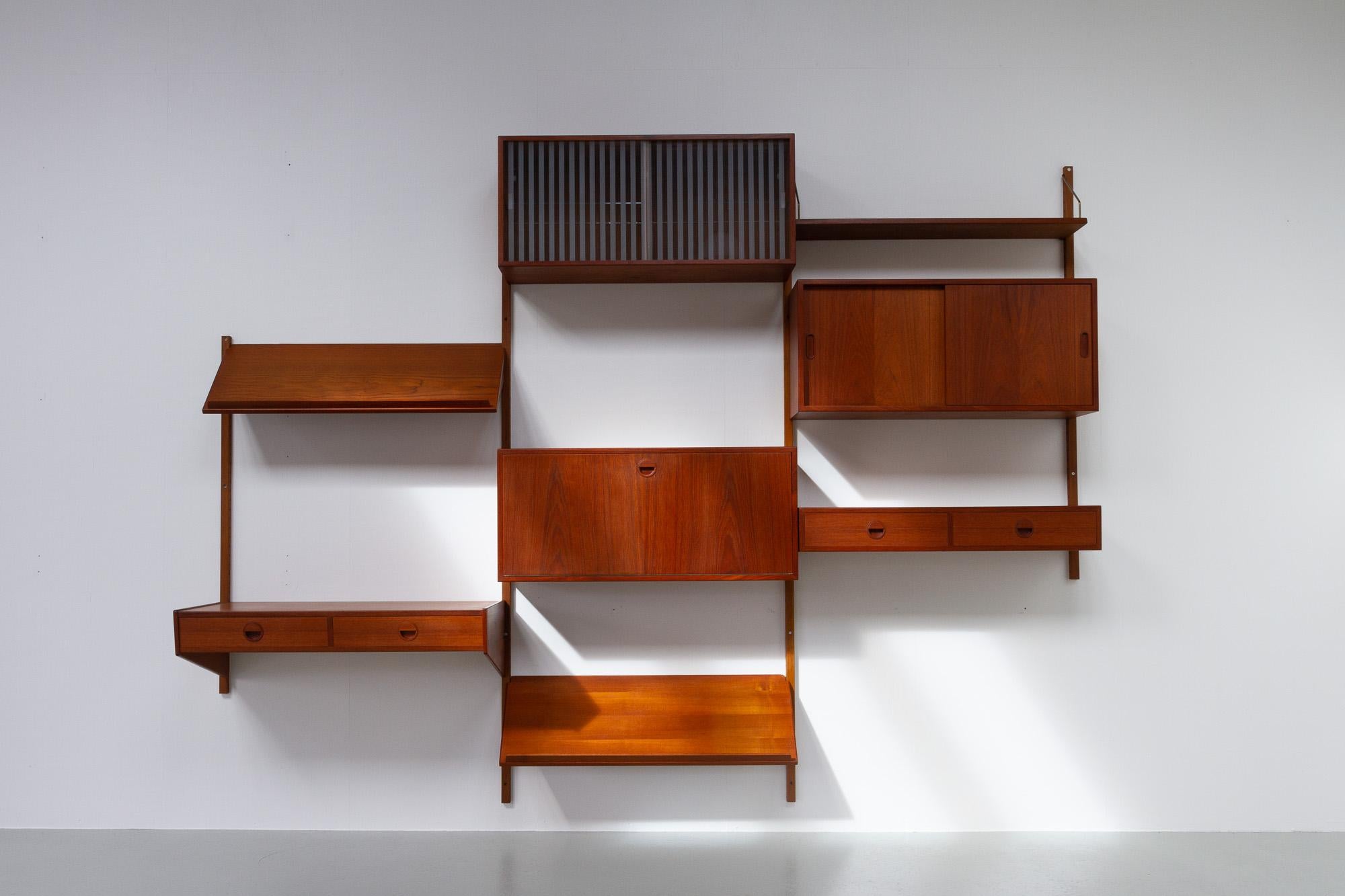 Vintage Danish teak modular wall unit by HG Furniture 1960s.
Scandinavian modern 3-bay shelving system by Danish architects Rud Thygesen og Johnny Sørensen manufactured by HG Furniture (Hansen & Guldborg) Denmark.
This system is modular so