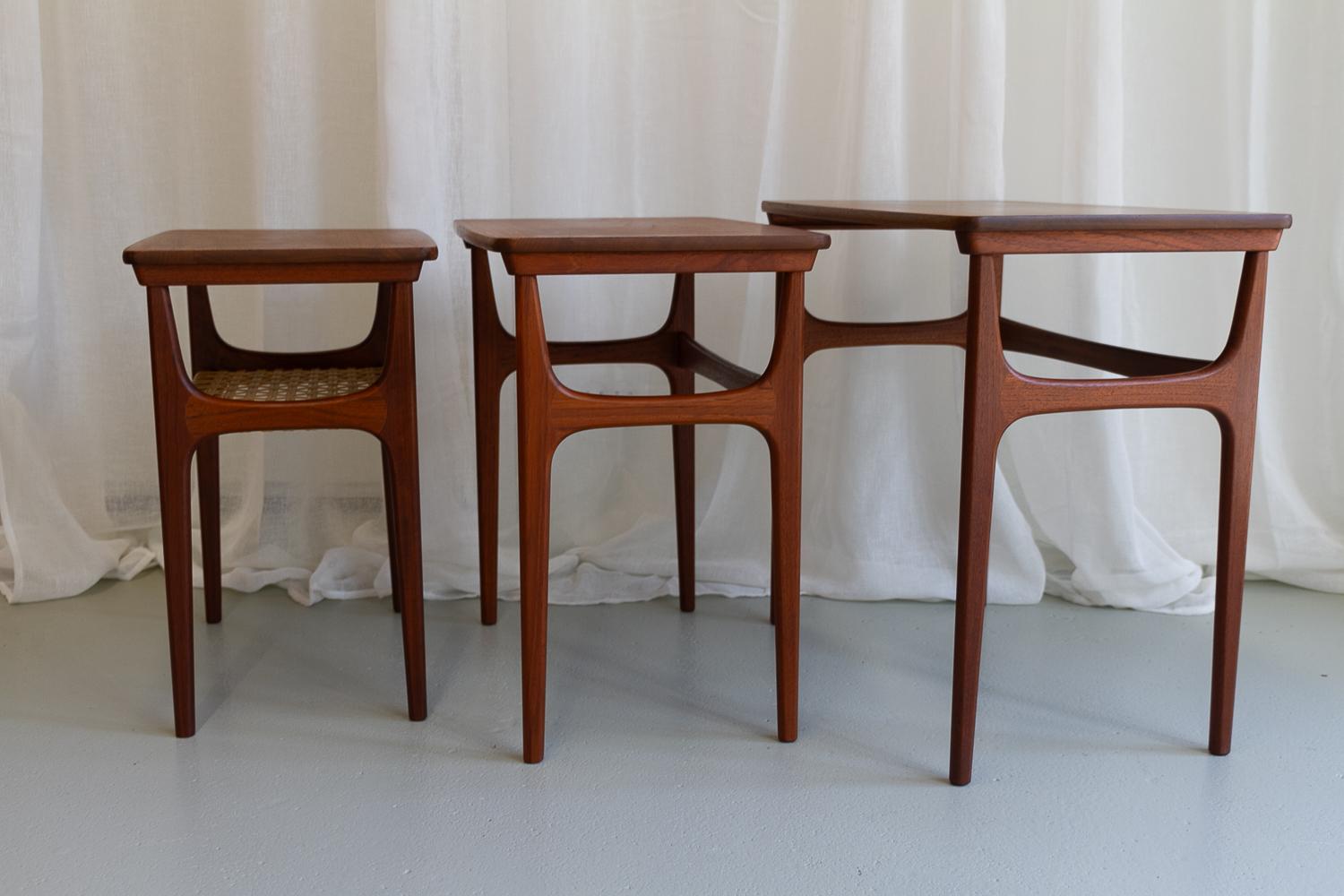 Vintage Danish Teak Nesting Tables by Erling Torvits for Heltborg Møbler Denmark 1950s.
Set of three Danish Mid-Century Modern Model No. 15 nesting tables designed by Danish architect Erling Torvits in 1956. Frames in solid teak with tapered rounded