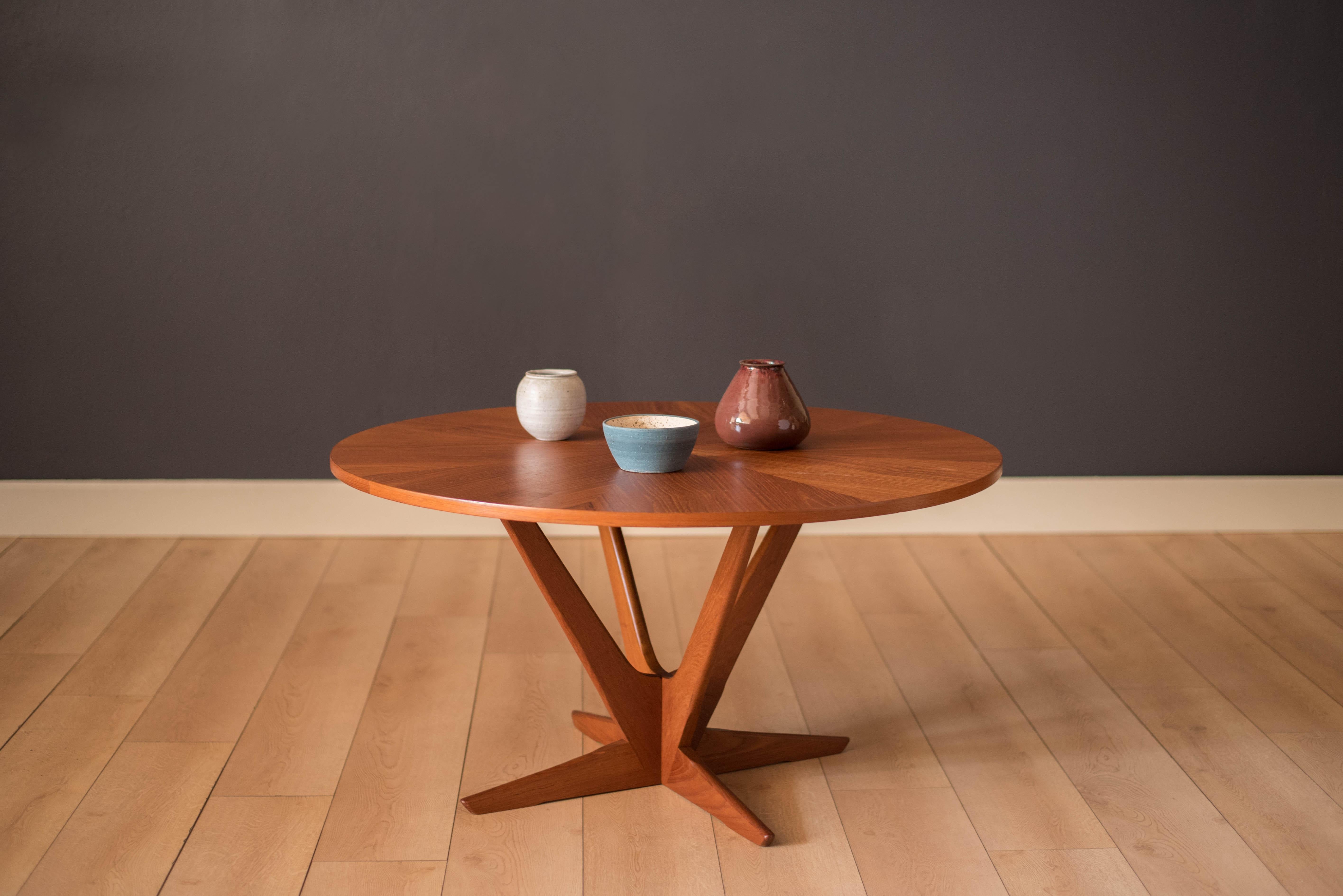 Mid-Century Modern round coffee or occasional table by Soren Georg Jensen for Kubus. The top features a stunning radial teak veneer pattern supported by a unique sculptural atomic base. Perfect to use as center table or an entryway foyer piece.