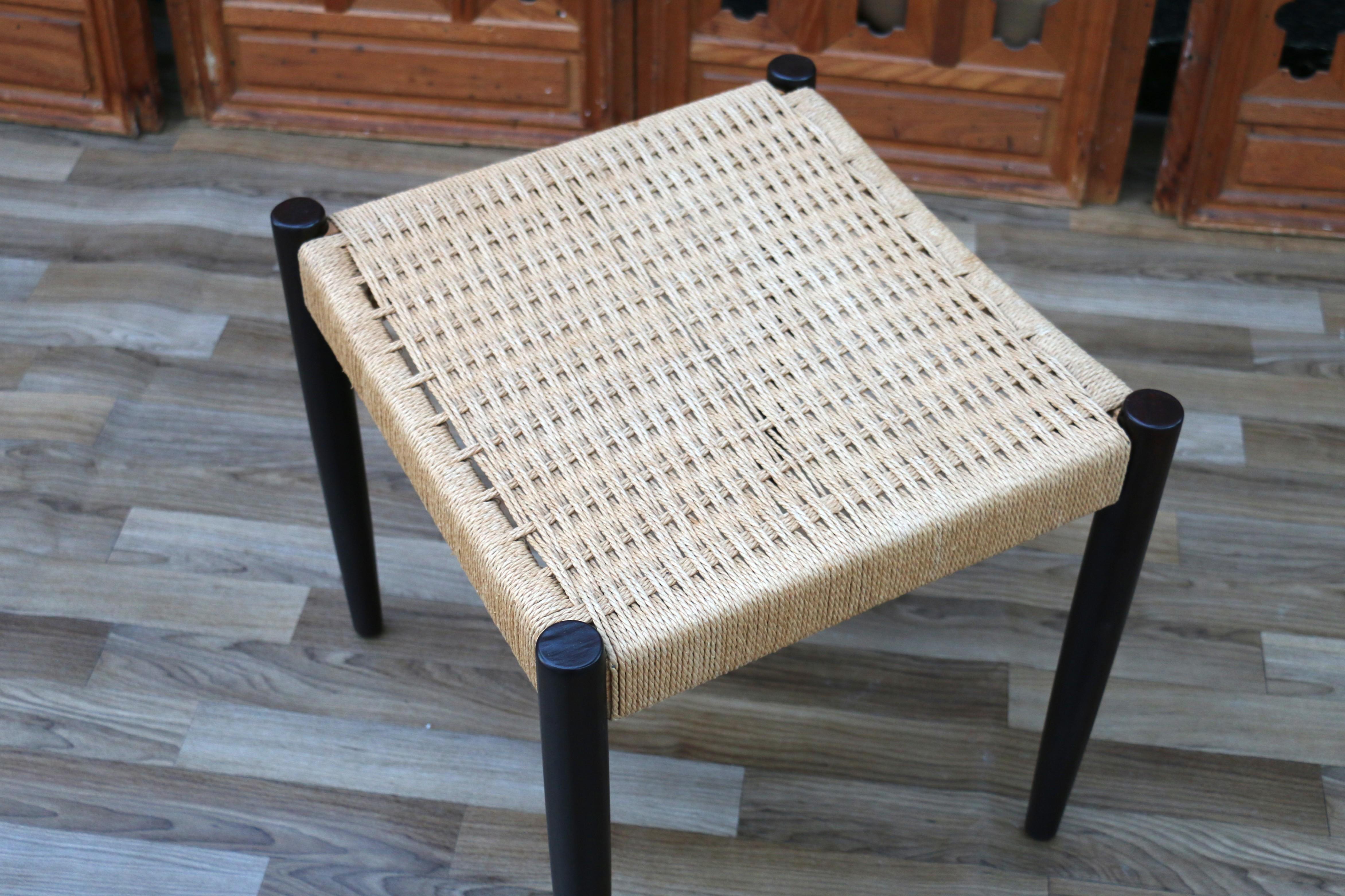 Sgabello danese d'epoca in teak e corda di carta, C.1950 in vendita 4