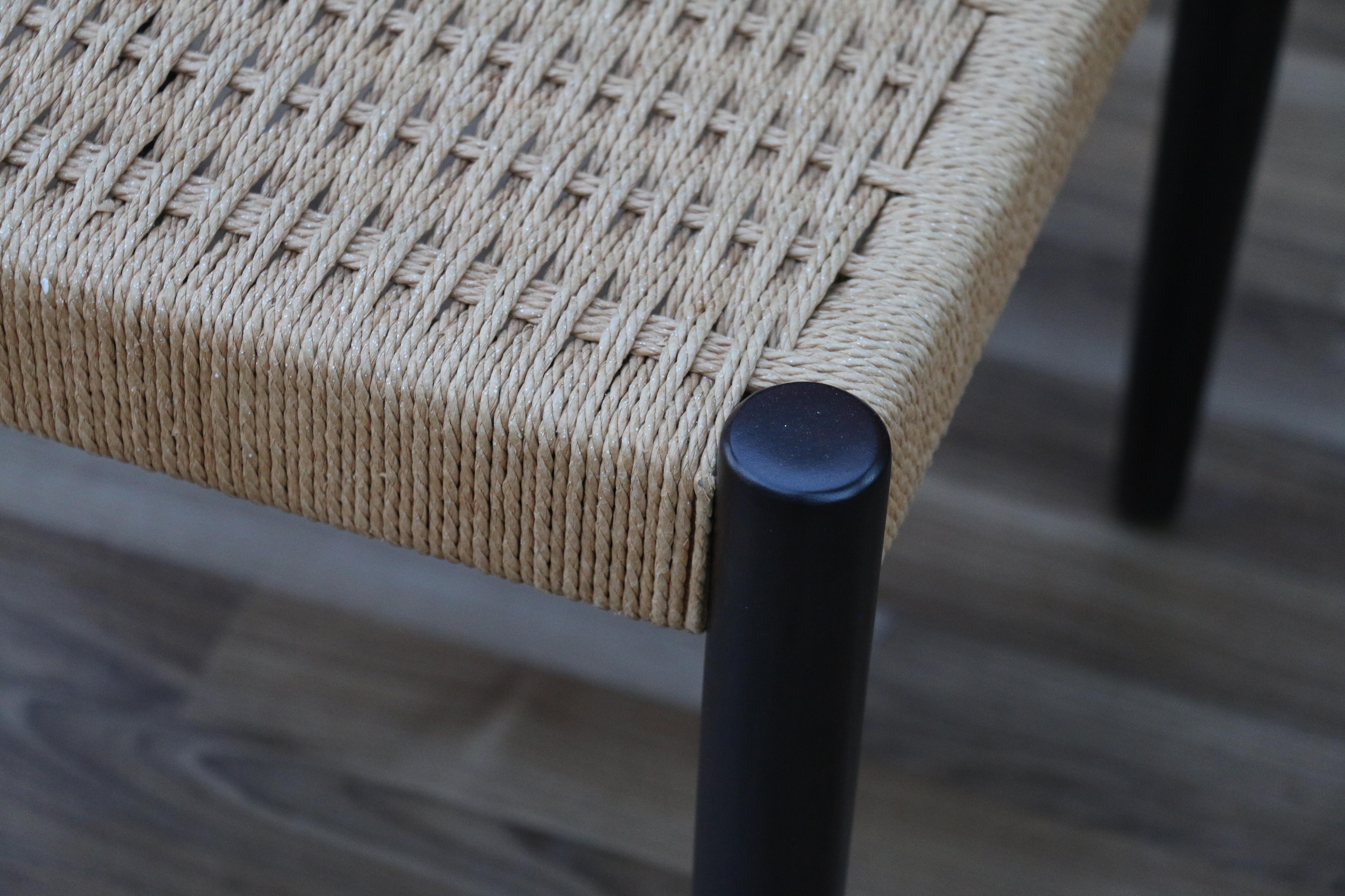 Iconico sgabello danese vintage, le sue gambe sono in teak e la seduta è in paper-cord. Questo sgabello è originale degli anni Cinquanta. Le condizioni sono assolutamente ottime.  Sgabello molto robusto e resistente. Assolutamente confortevole e di