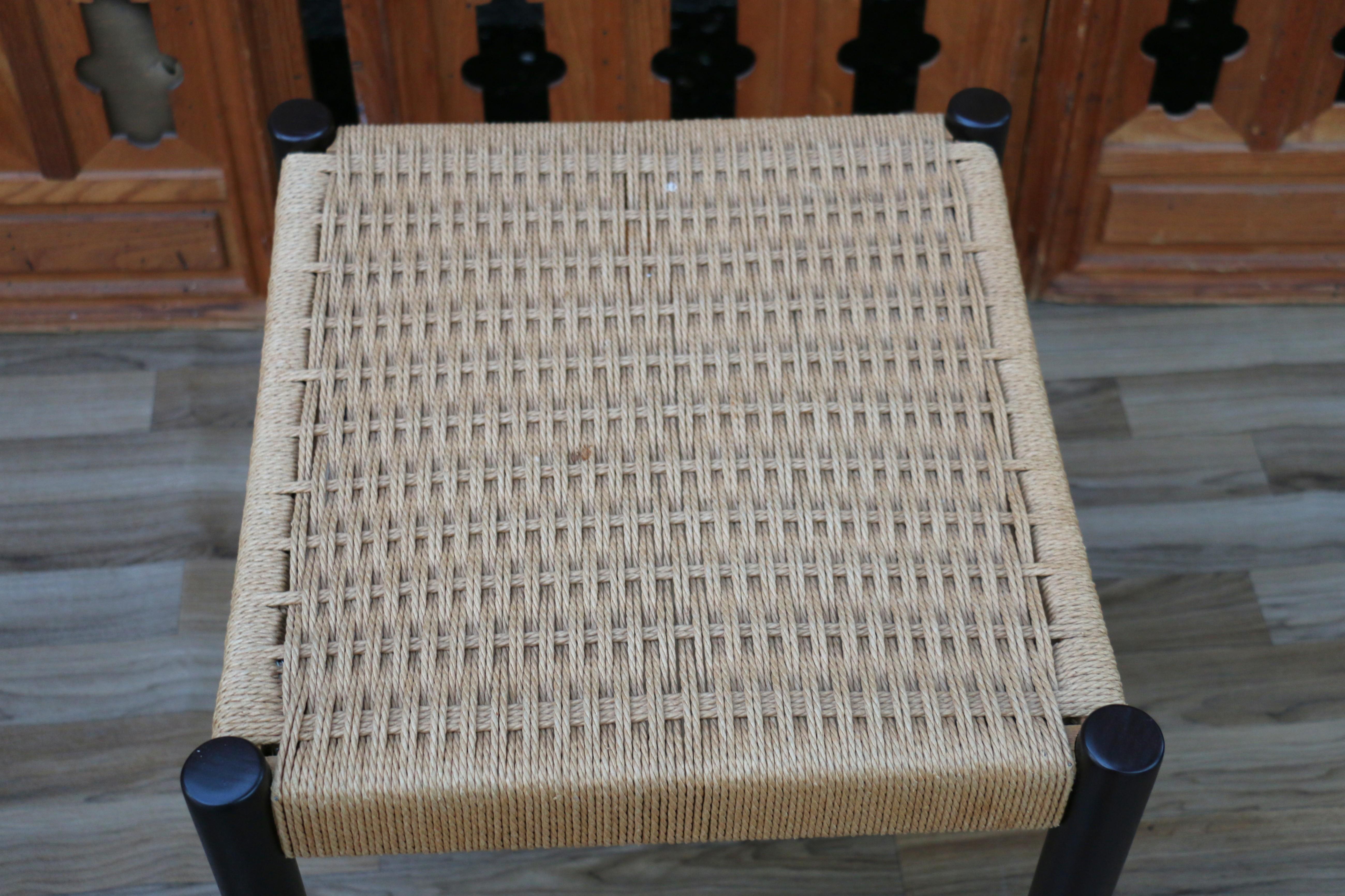 Scandinavo moderno Sgabello danese d'epoca in teak e corda di carta, C.1950 in vendita