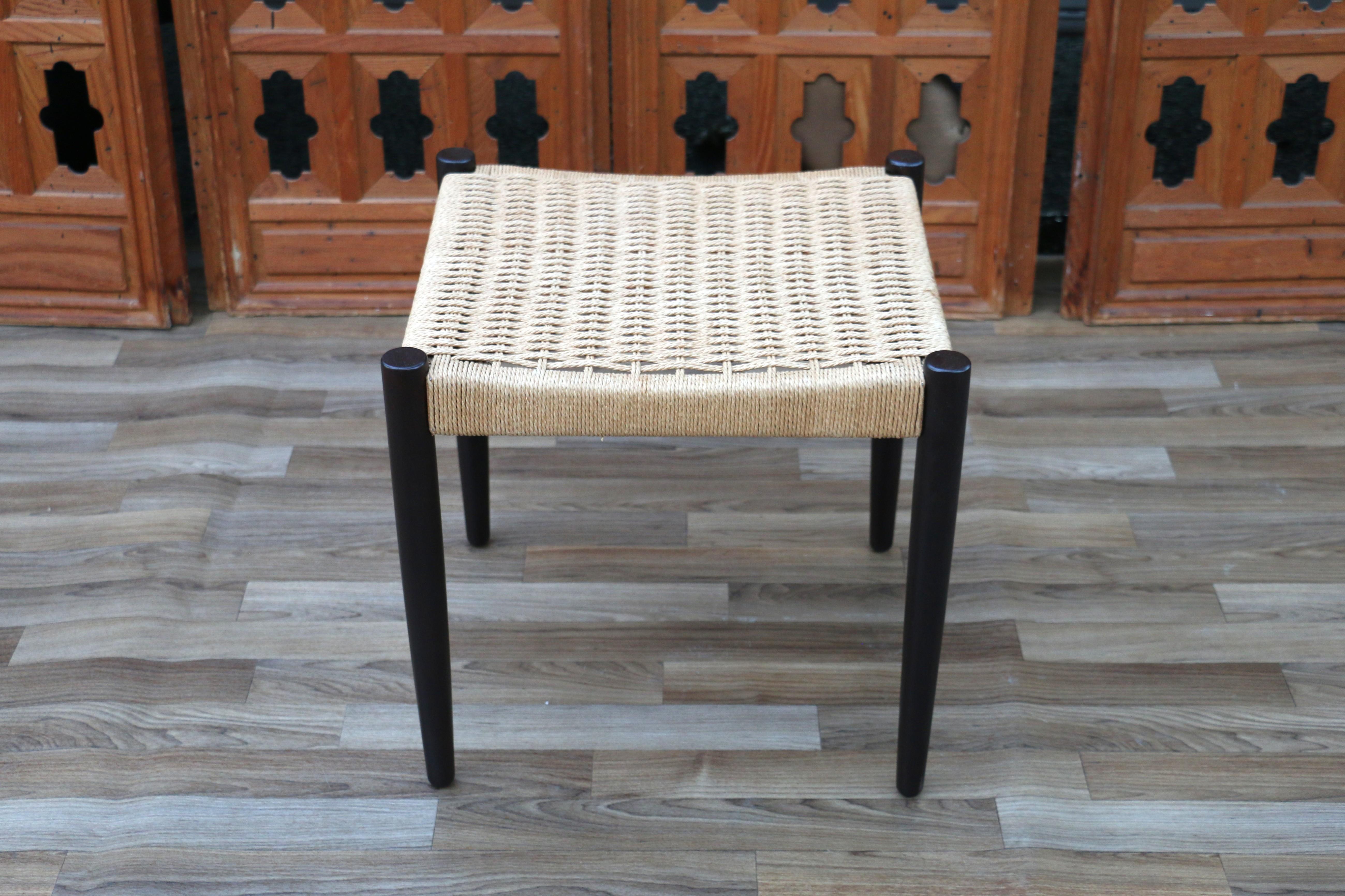 Sgabello danese d'epoca in teak e corda di carta, C.1950 In condizioni buone in vendita a North Hollywood, CA