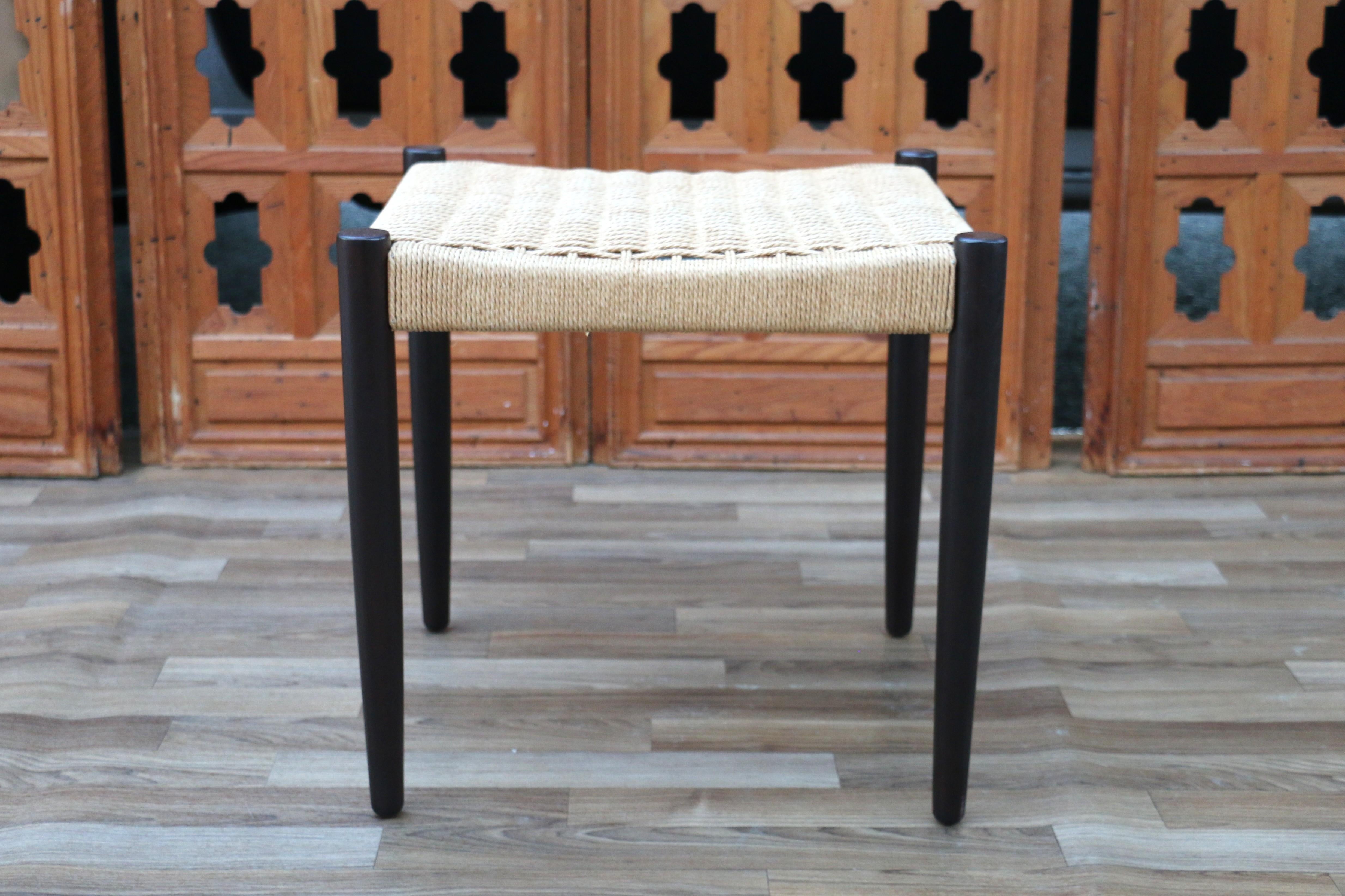 Metà XX secolo Sgabello danese d'epoca in teak e corda di carta, C.1950 in vendita