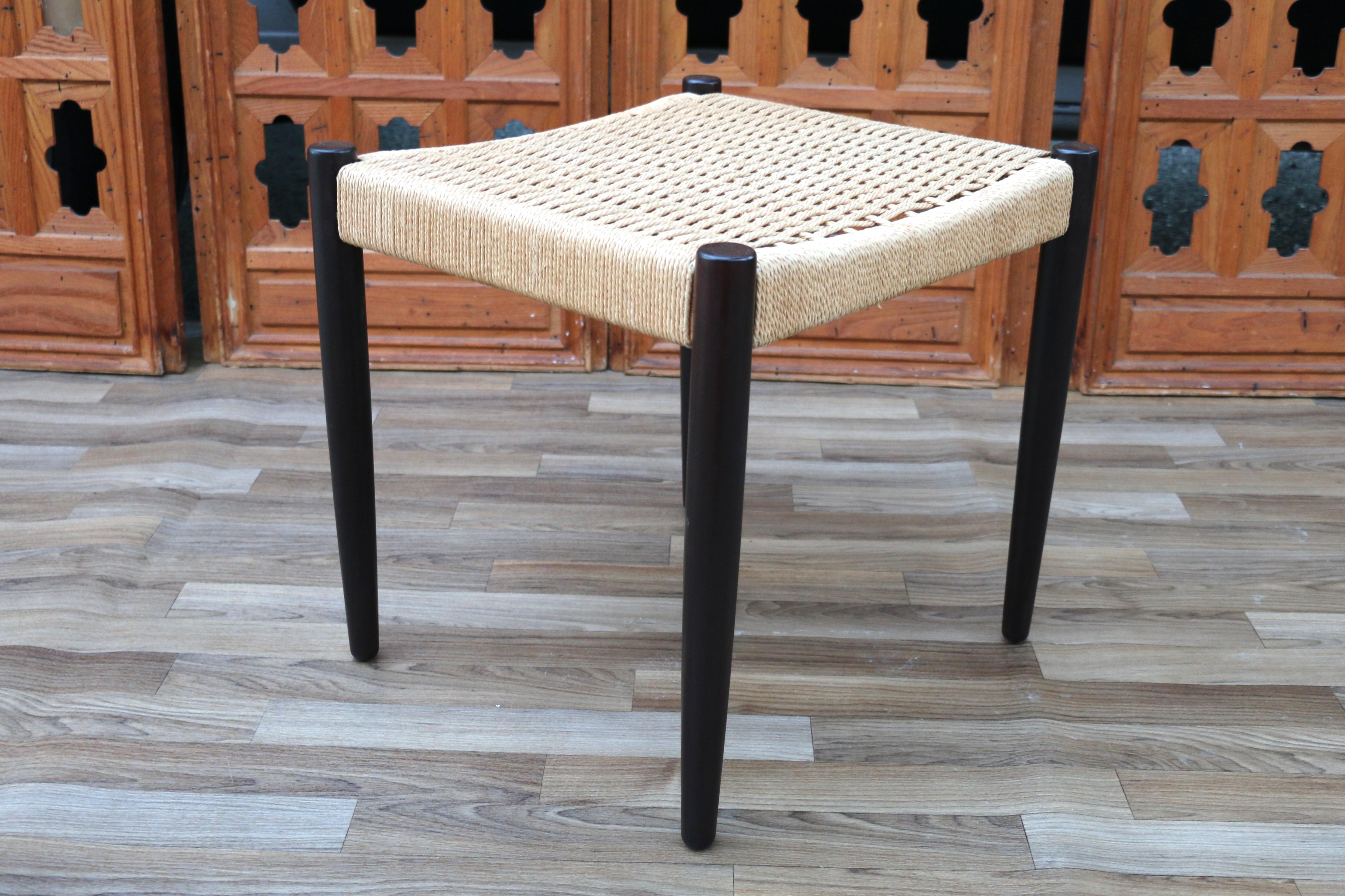 Corda di carta Sgabello danese d'epoca in teak e corda di carta, C.1950 in vendita