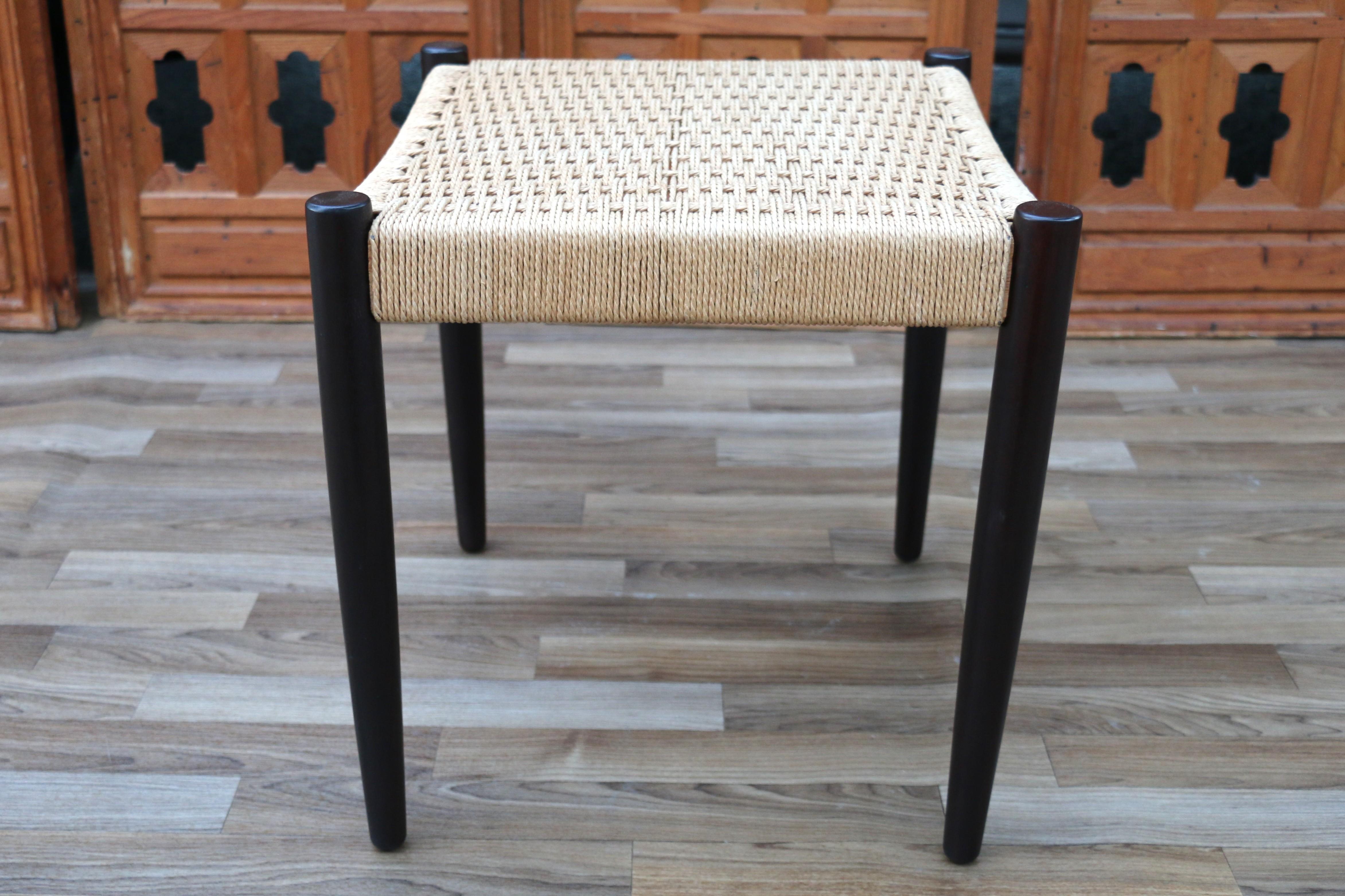 Sgabello danese d'epoca in teak e corda di carta, C.1950 in vendita 1