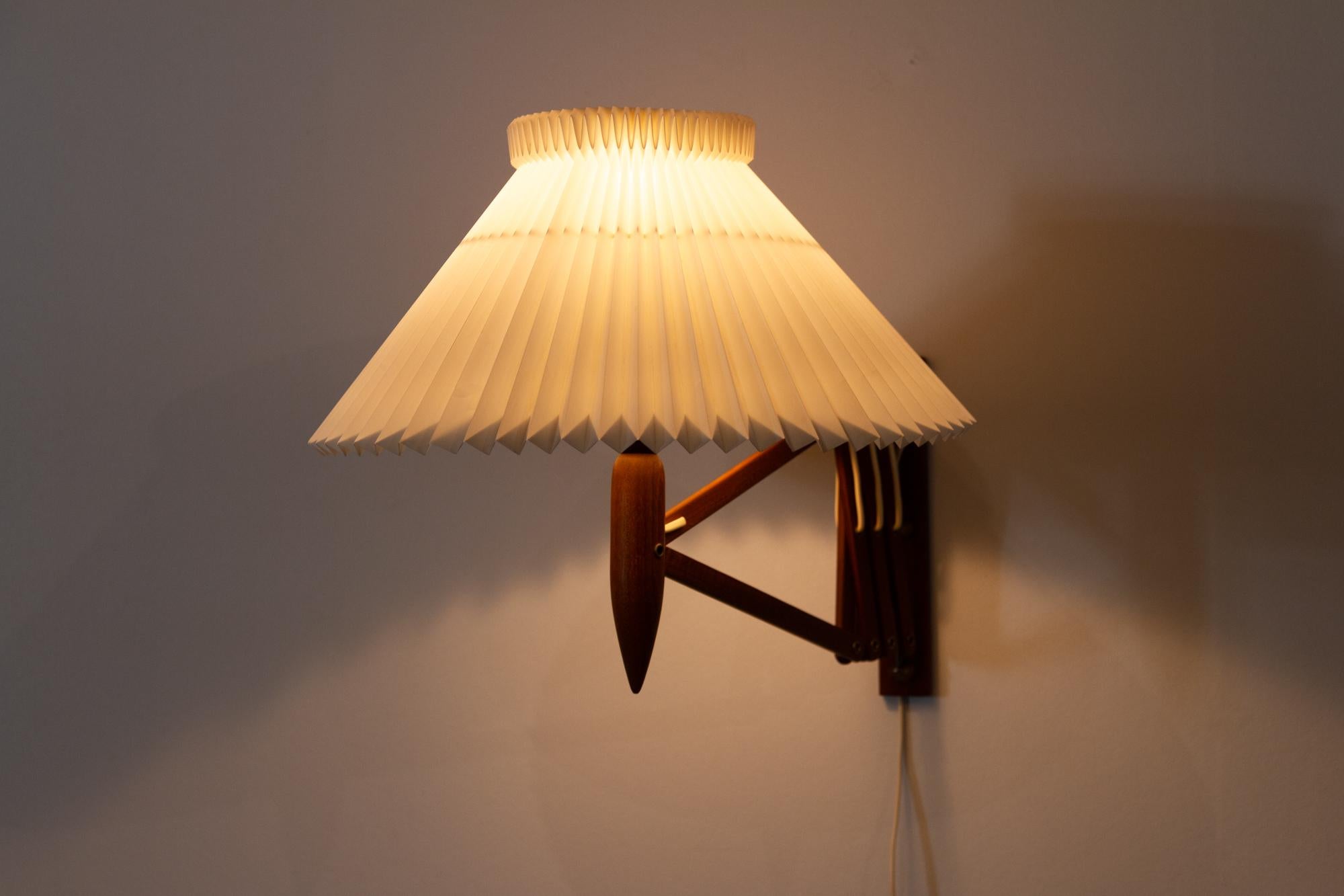 Vintage Danish teak scissor wall lamp by Lyfa, 1960s
Mid-Century Modern wall lamp with scissor arm and Le Klint shade. Arm retracts, extends and swivels for optimal lighting position. Perfect as a reading light which is easily adjusted with only