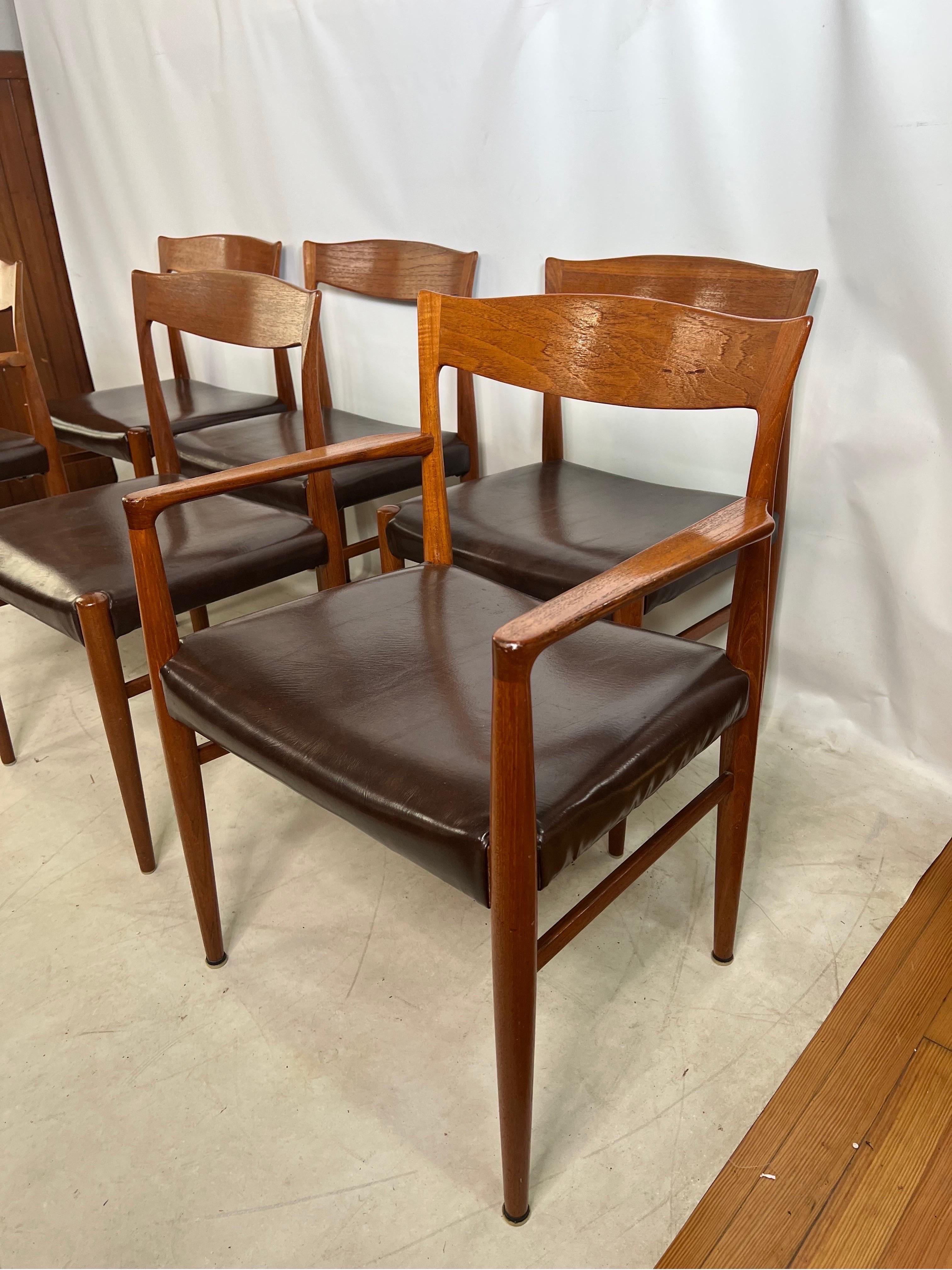 Cet ensemble de 6 chaises de salle à manger vintage en teck sculpté danois est un véritable témoignage du design et de l'artisanat du milieu du siècle. Fabriquées en bois de teck de haute qualité, ces chaises présentent un design sculptural unique
