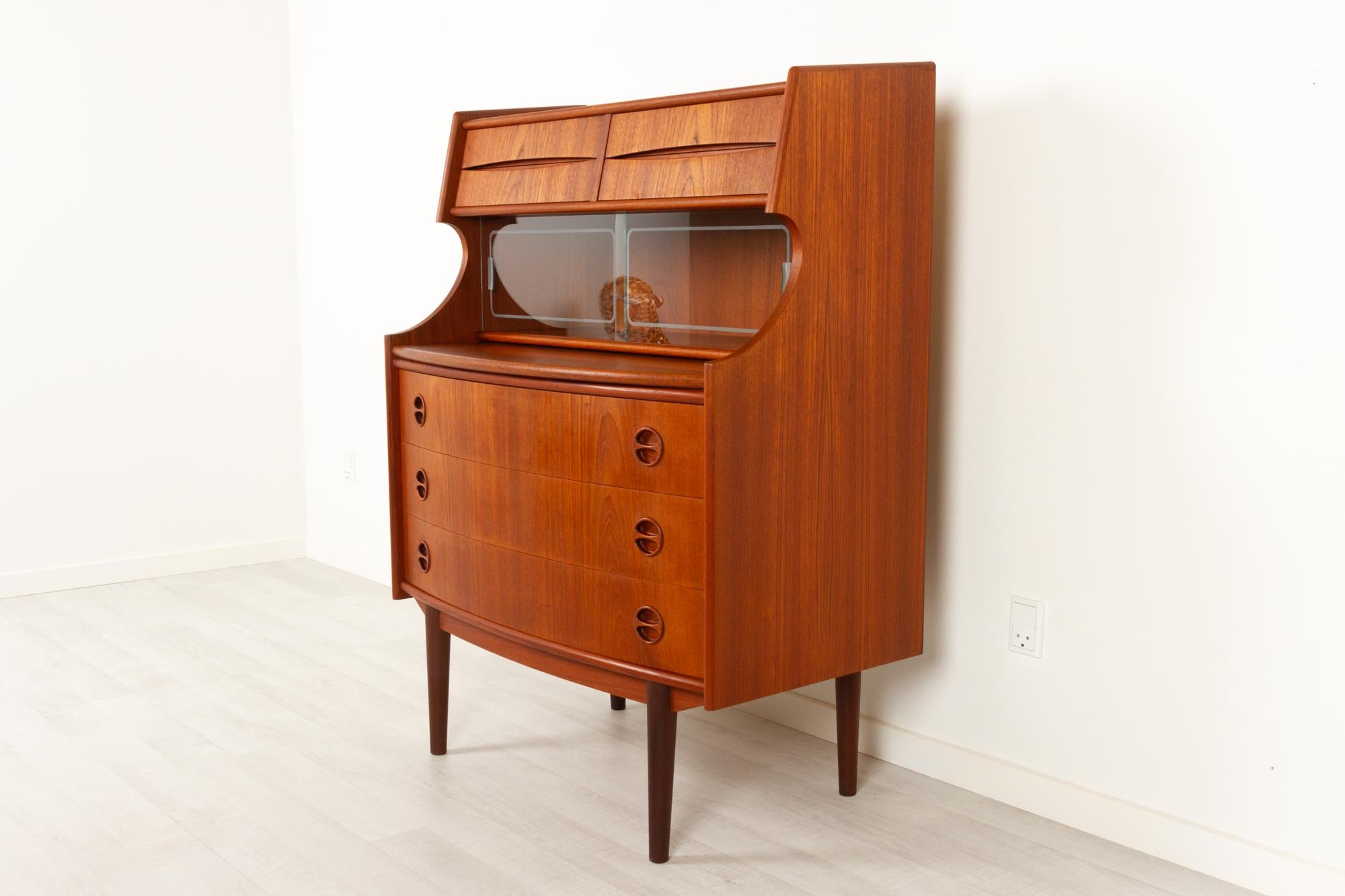 Vintage Danish Teak Secretary Desk 1960s
Mid-century modern Danish secretaire with curved front. Very elegant and versatile, both a writing desk and a chest of drawers. Unknown manufacturer but often attributed to Arne Vodder or Falsig