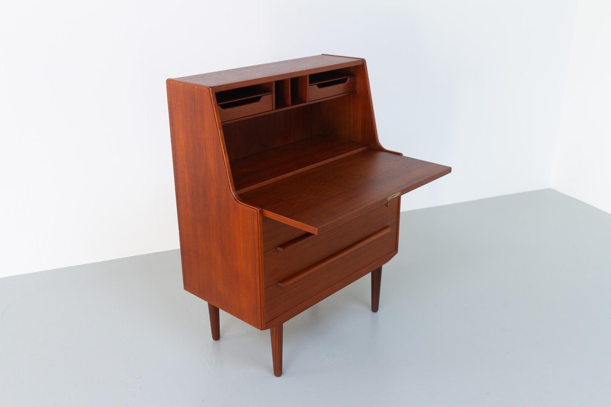 Vintage Danish Teak Secretary Desk by Sigfred Omann for Ølholm, 1960s.
Classic and elegant Scandinavian modern secretaire designed by Sigfred Omann for Ølholm Møbelfabrik, Denmark in the 1960s.
Three wide drawers with long sculpted pulls in solid