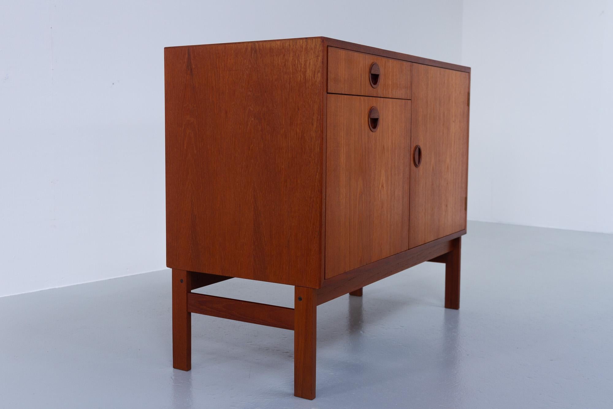 Vintage Danish Teak Sewing Cabinet by HG Furniture, 1960s.

This midcentury Scandinavian sideboard was designed by Danish architects Rud Thygesen and Johnny Sørensen, manufactured by HG Furniture (Hansen & Guldborg) Denmark.

One compartment