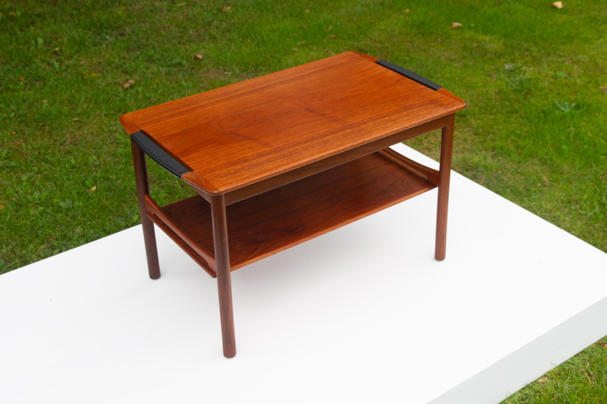 Vintage Danish teak side table, 1960s
Elegant Danish Mid-century modern side or coffee table with underlying shelf. Table top with wrapped grips makes this table easy to move around. Beautiful expressive bookmatched veneer and frame in solid teak.